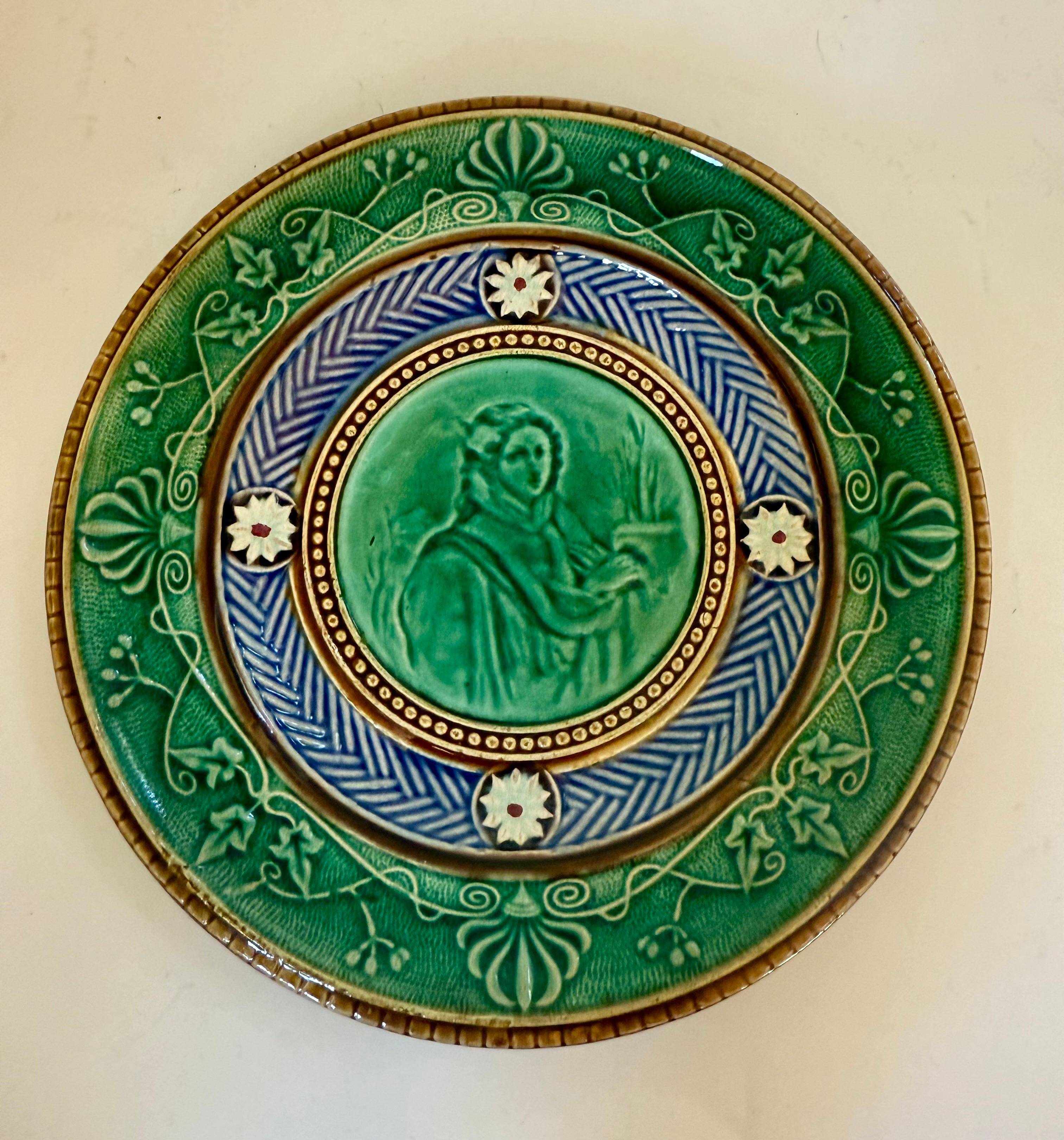 Assiette en majolique ancienne du 19ème siècle Gustavsberg Suède Bon état - En vente à Uppsala , SE