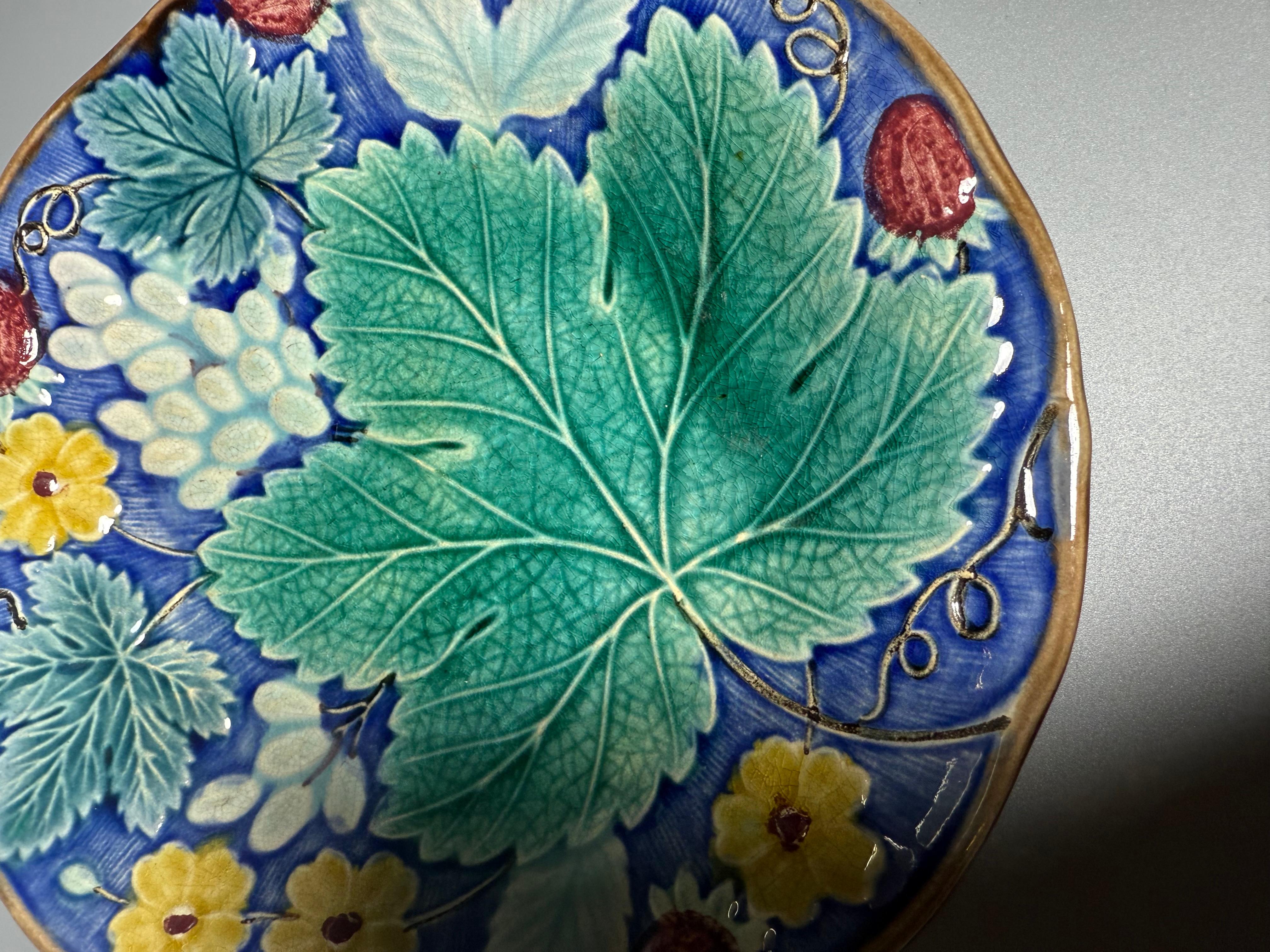 Art Nouveau Majolica Plate Gustavsberg Sweden 1860-1890 In Good Condition For Sale In Uppsala , SE