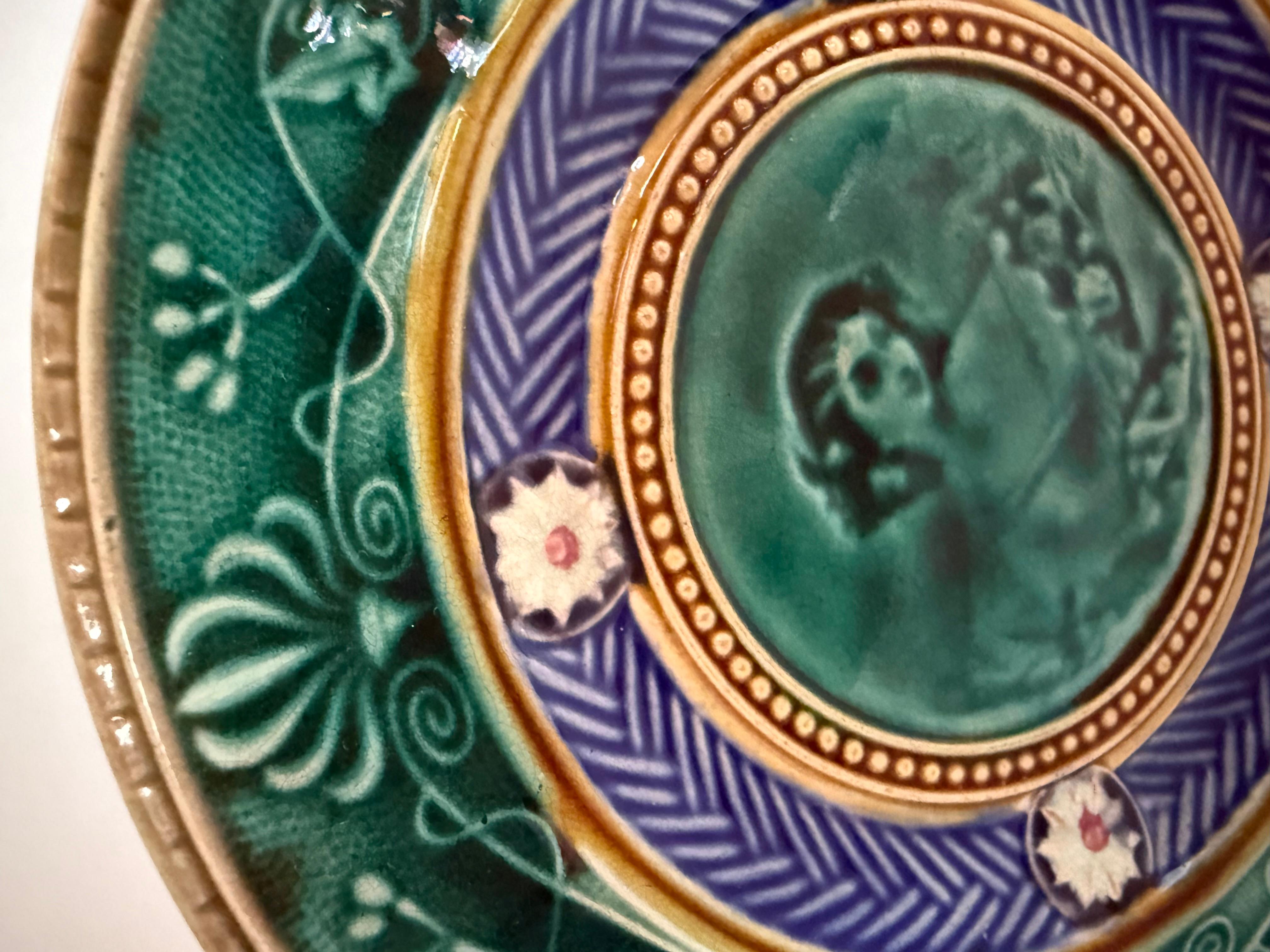 Céramique Assiette en majolique ancienne du 19ème siècle Gustavsberg Suède en vente