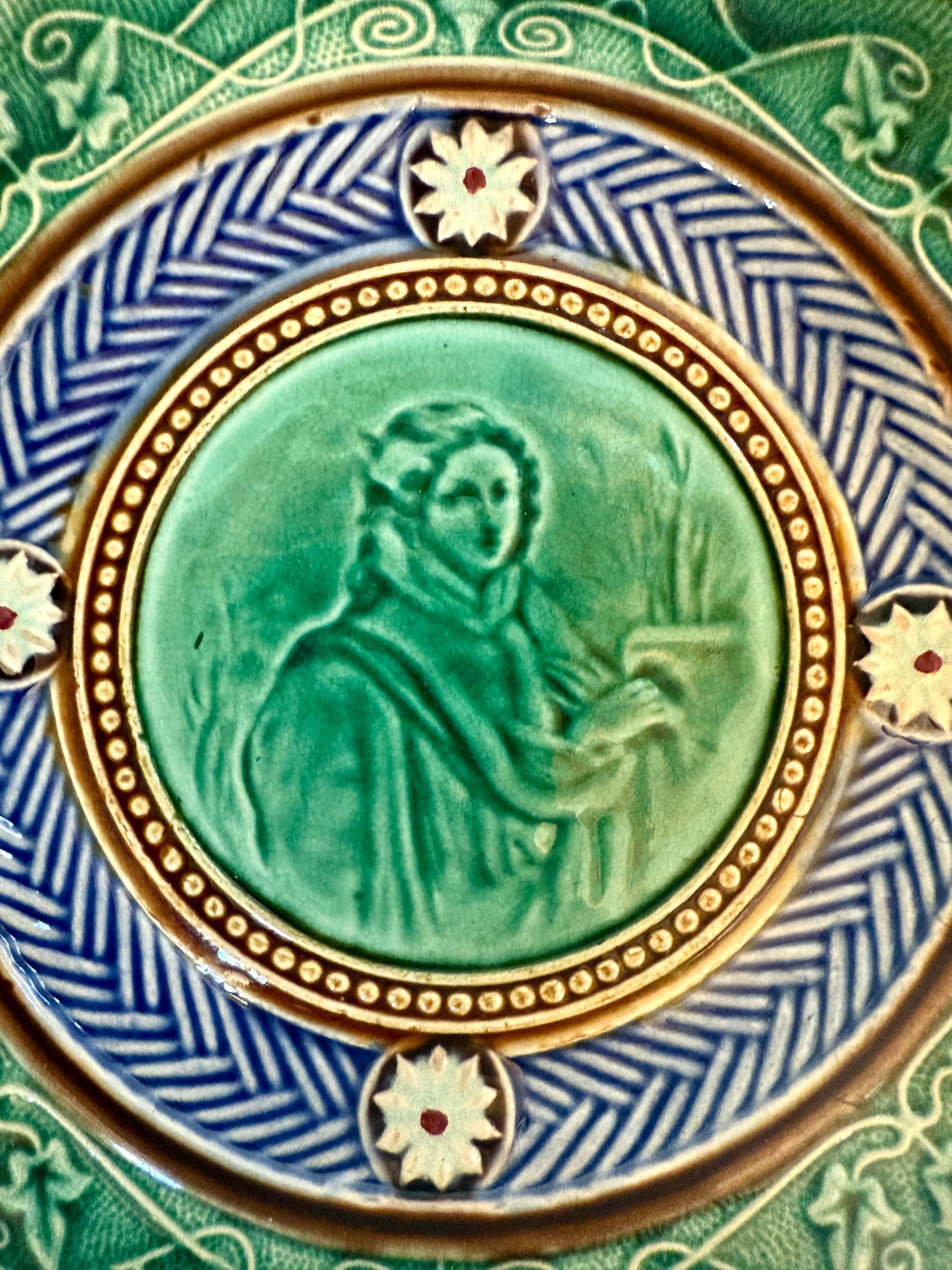 Céramique Assiette en majolique ancienne du 19ème siècle Gustavsberg Suède en vente