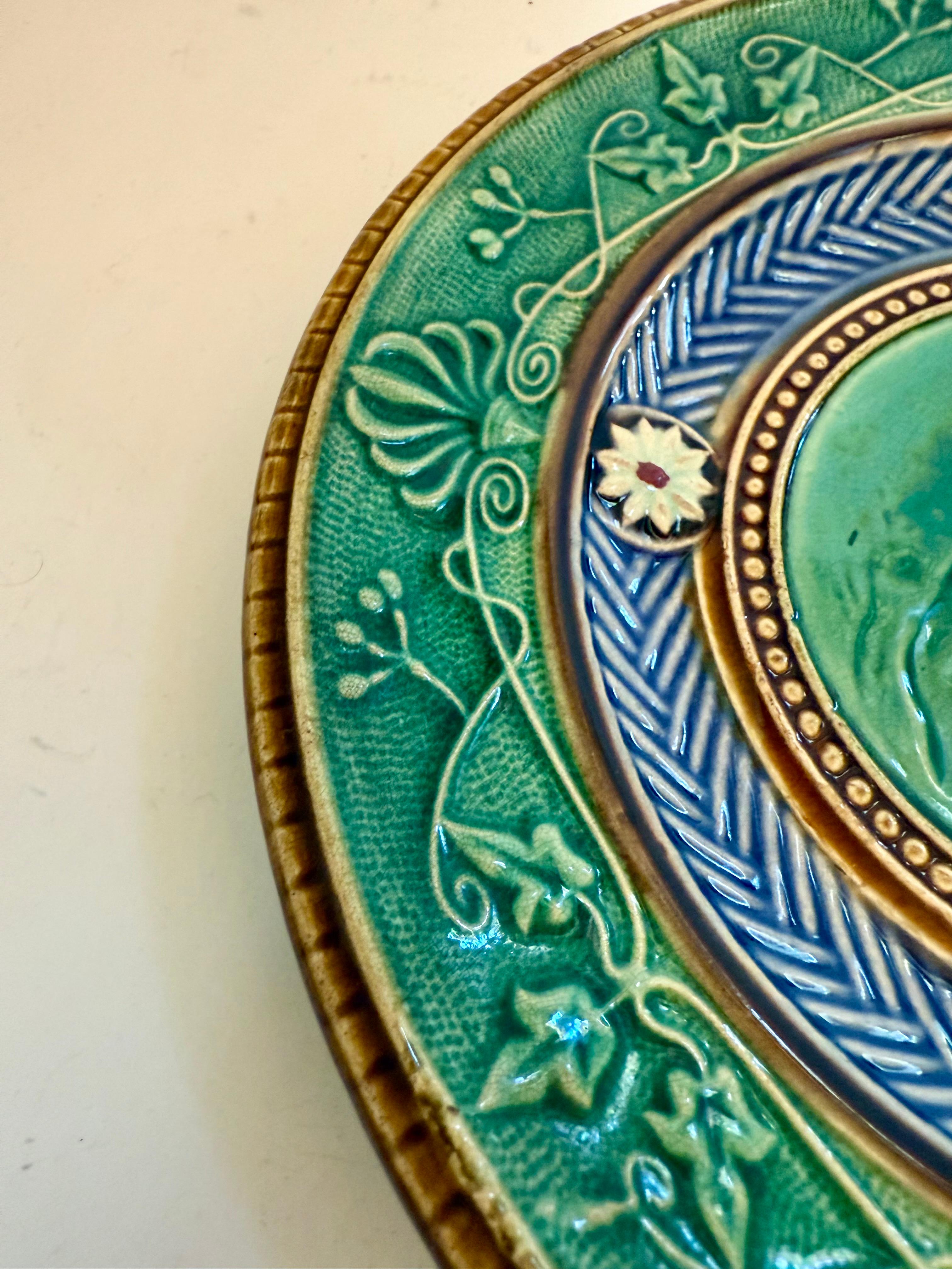 Assiette en majolique ancienne du 19ème siècle Gustavsberg Suède en vente 1