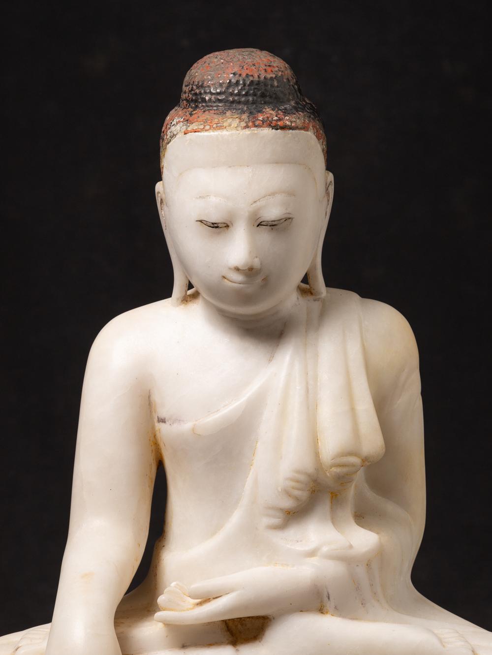 Diese antike birmanische Buddha-Statue aus Marmor ist eine großartige Darstellung von Kunstfertigkeit und buddhistischer Hingabe. Er ist aus Marmor gefertigt und hat eine beeindruckende Höhe von 53,5 cm sowie Abmessungen von 46,5 cm in der Breite