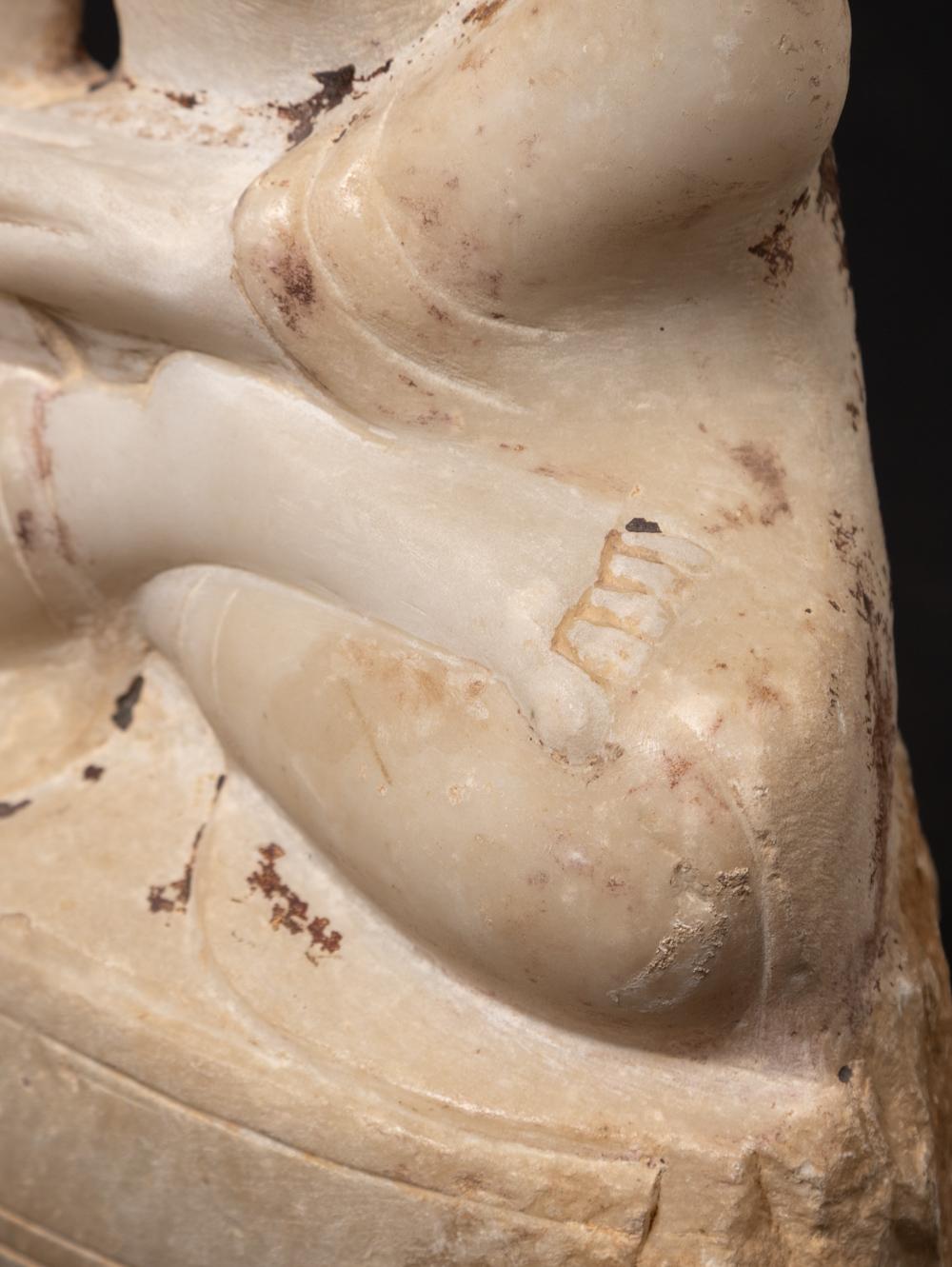 statue de Bouddha en marbre ancien du 19e siècle provenant de Birmanie, au Bhumisparsha Mudra en vente 7