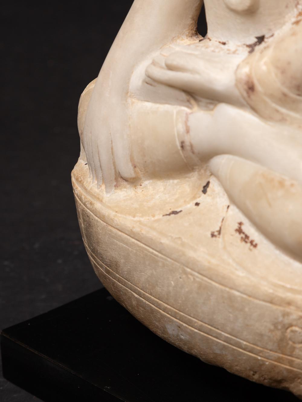 statue de Bouddha en marbre ancien du 19e siècle provenant de Birmanie, au Bhumisparsha Mudra en vente 8