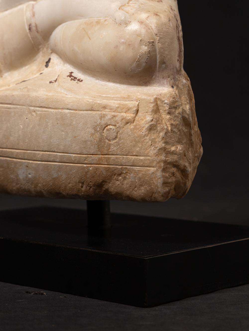 statue de Bouddha en marbre ancien du 19e siècle provenant de Birmanie, au Bhumisparsha Mudra en vente 9