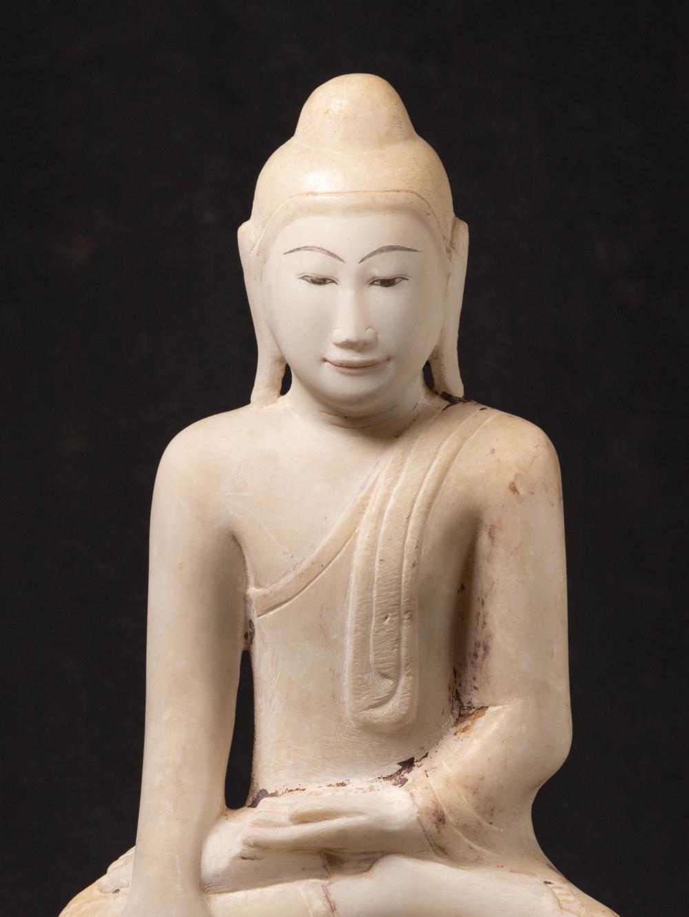 Cette statue antique de Bouddha birman en marbre est une magnifique représentation de l'art et de la dévotion bouddhiste. Fabriqué en marbre, il atteint une hauteur impressionnante de 59,5 cm et présente des dimensions de 32 cm en largeur et 19 cm