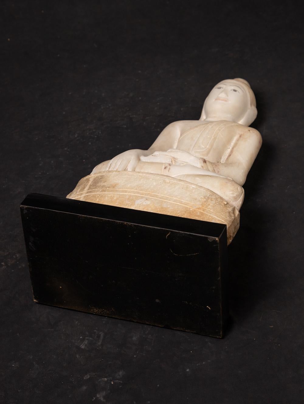 statue de Bouddha en marbre ancien du 19e siècle provenant de Birmanie, au Bhumisparsha Mudra en vente 15