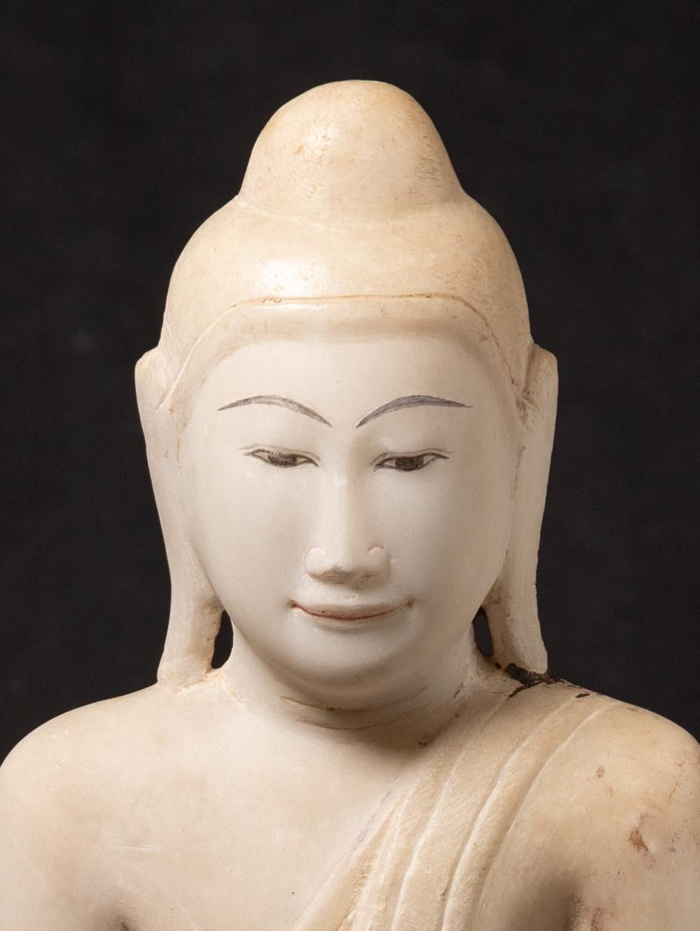 statue de Bouddha en marbre ancien du 19e siècle provenant de Birmanie, au Bhumisparsha Mudra Bon état - En vente à DEVENTER, NL