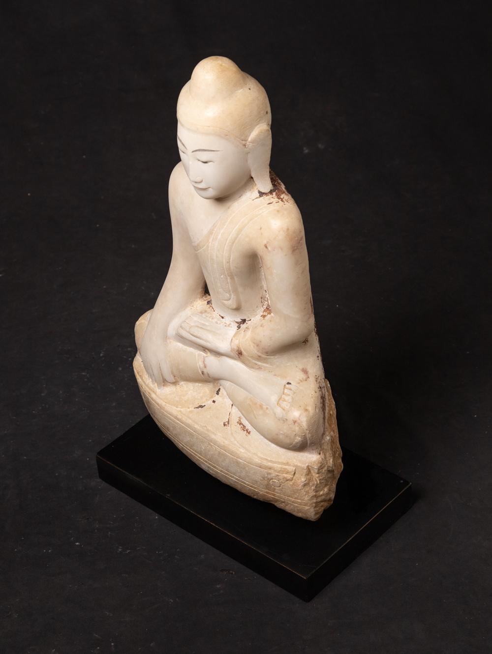 statue de Bouddha en marbre ancien du 19e siècle provenant de Birmanie, au Bhumisparsha Mudra en vente 1