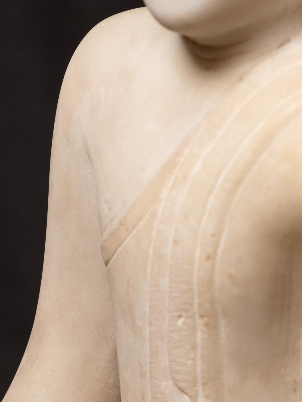 statue de Bouddha en marbre ancien du 19e siècle provenant de Birmanie, au Bhumisparsha Mudra en vente 4