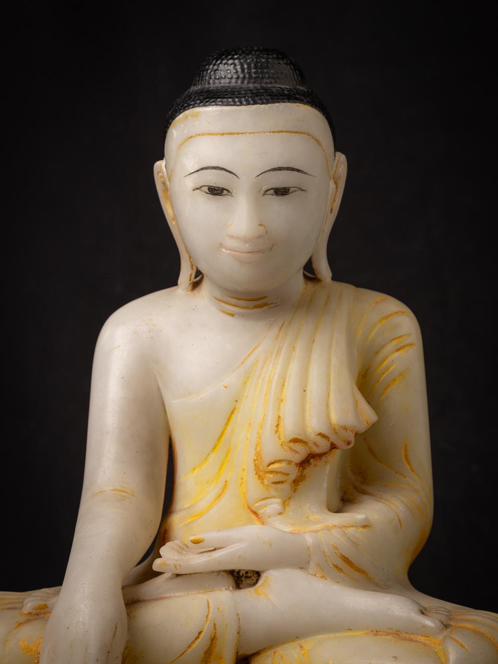 Diese antike birmanische Buddha-Statue aus Marmor ist eine großartige Darstellung buddhistischer Hingabe. Er ist aus Marmor gefertigt und hat eine beeindruckende Höhe von 48 cm sowie Abmessungen von 41,4 cm in der Breite und 26 cm in der Tiefe.