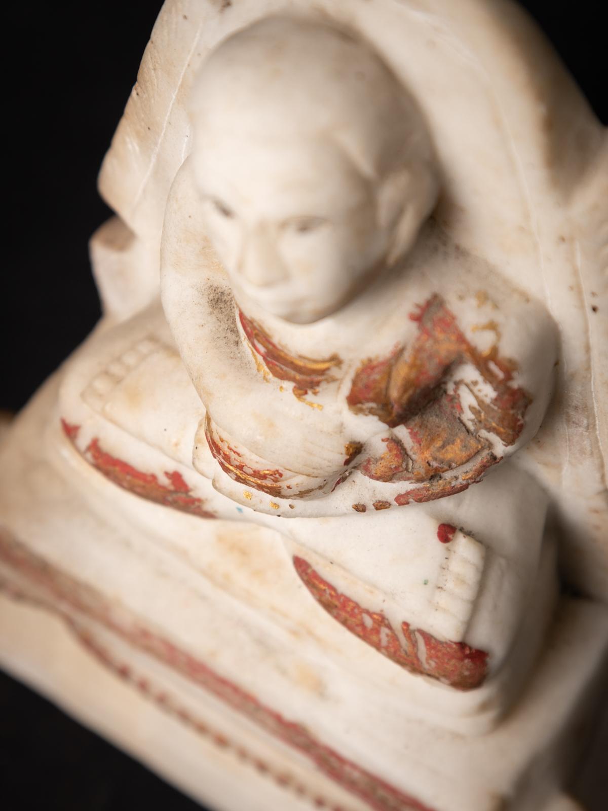 Antike burmesische Monk-Statue aus Marmor aus Burma aus dem 19. Jahrhundert im Angebot 15