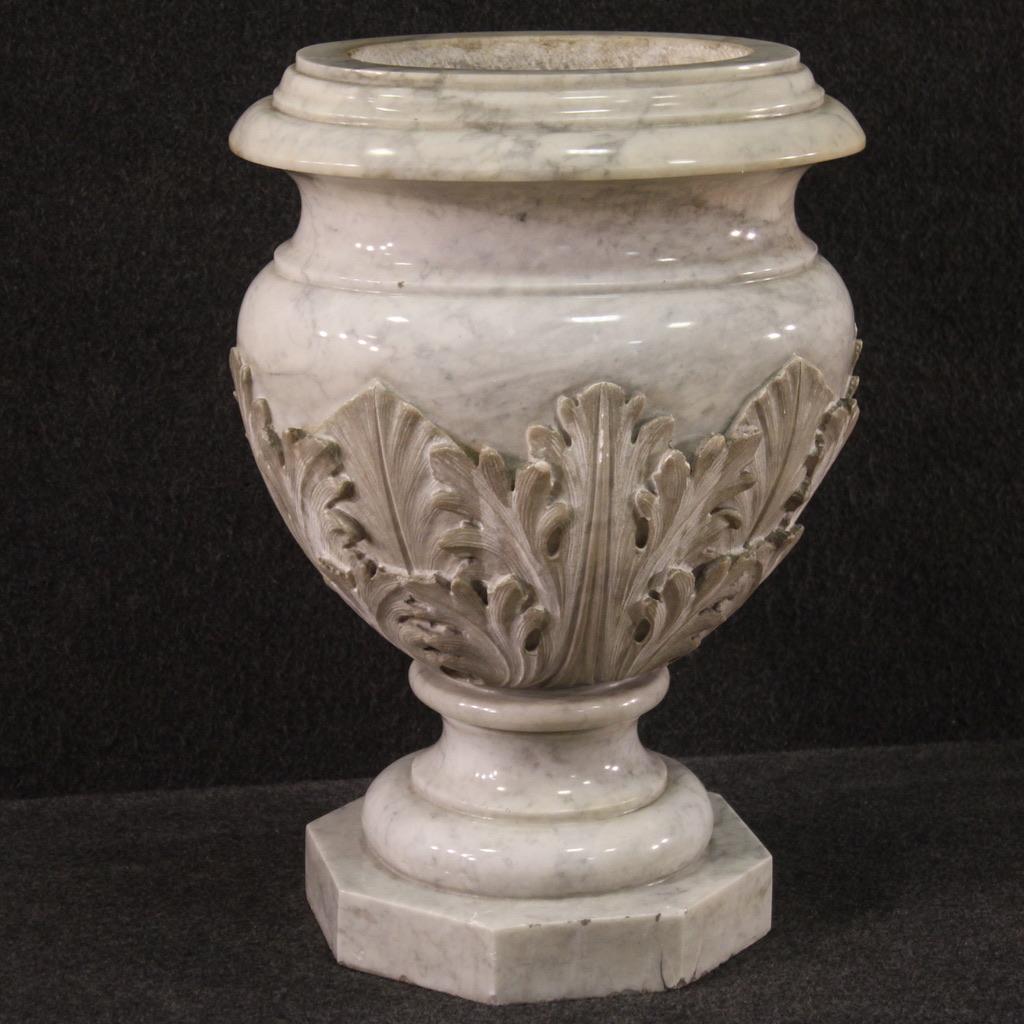 Große italienische Vase aus der zweiten Hälfte des 19. Jahrhunderts. Marmorobjekt von hervorragender Qualität, fein gemeißelt und mit floralen Verzierungen versehen. Vase mit ovaler Form und achteckigem Sockel (siehe Foto). Gegenstand von