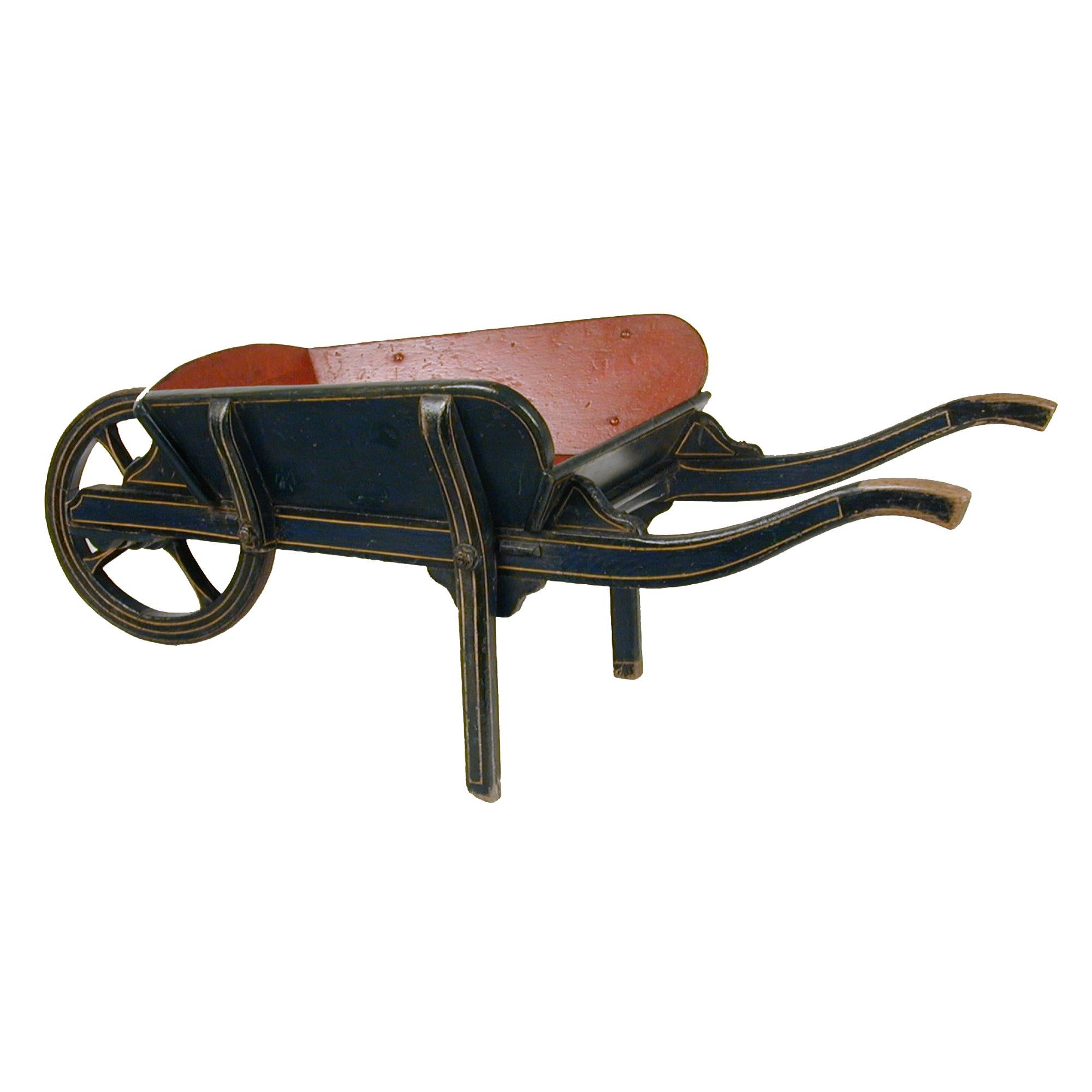 Brouette miniature du 19e siècle
 
Chariot ou brouette à livres antique finement construit pour la présentation et le transport de livres dans une bibliothèque. La roue à rayons et la carrosserie présentent une décoration peinte d'origine sur fond