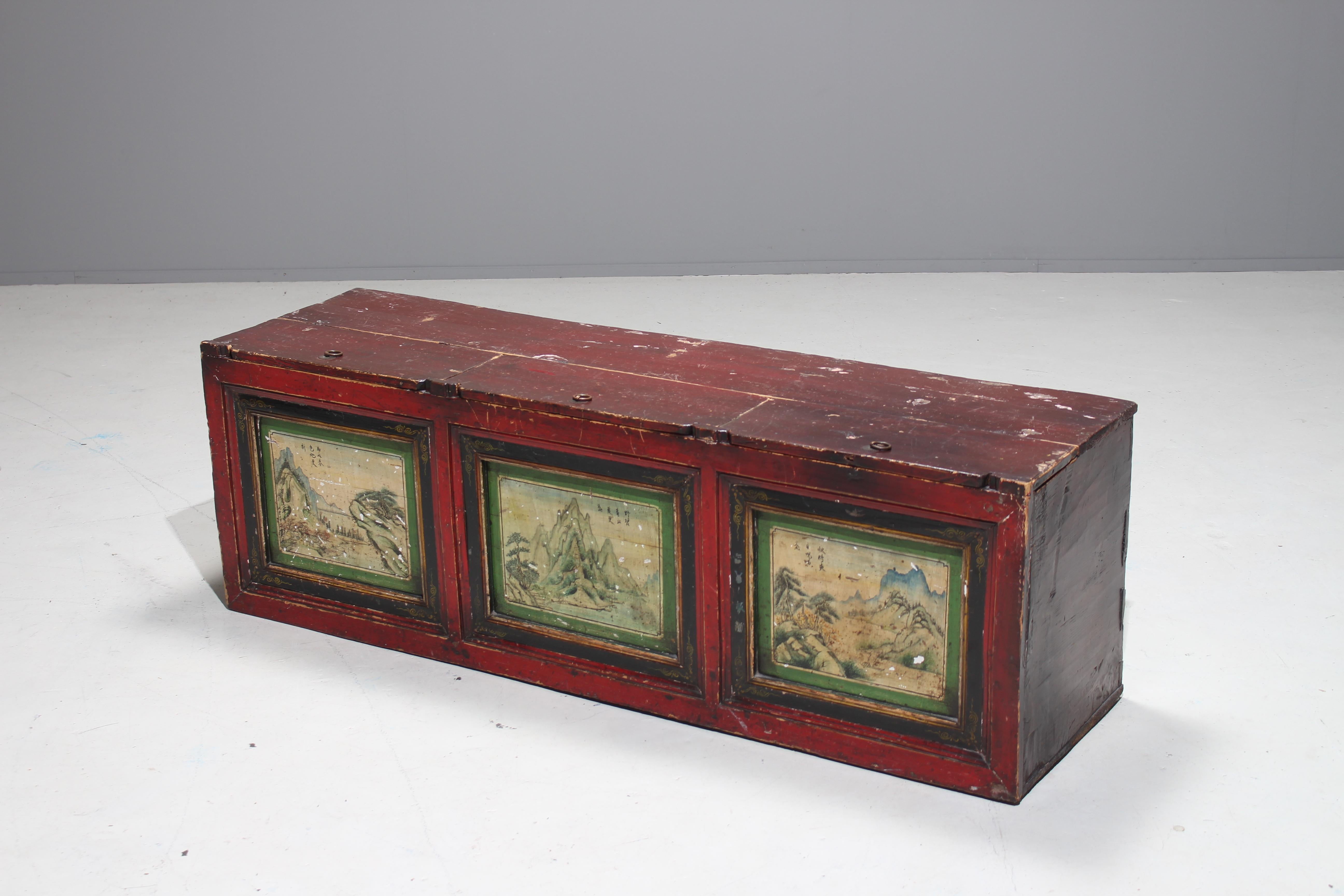 19th Century Antique Mongolian Hand Painted Nomads Chest, 1850 In Good Condition For Sale In Winterswijk, NL