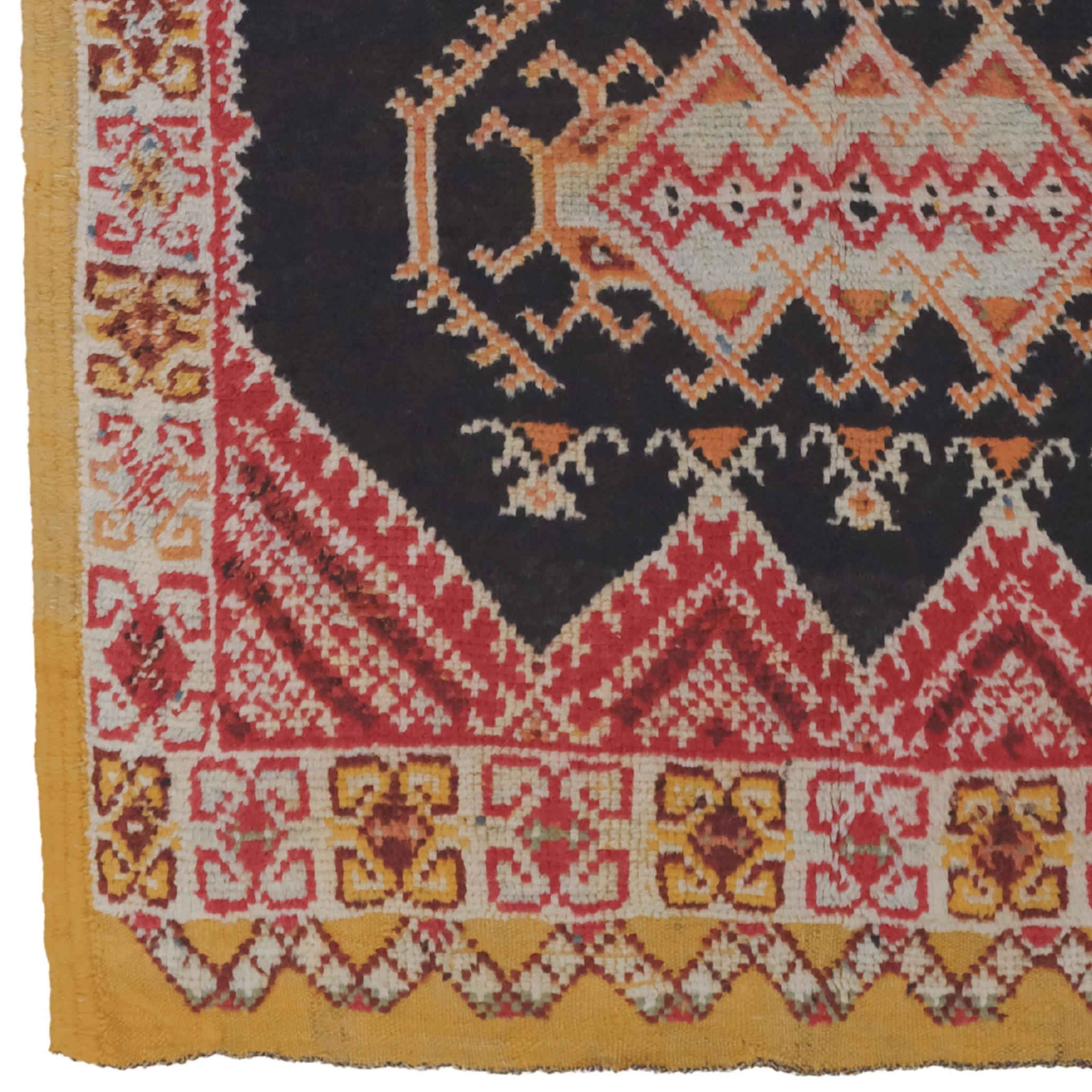 Tappeto marocchino antico del XIX secolo

Questo raro tappeto marocchino del XIX secolo è un capolavoro fatto a mano che riflette la ricca tradizione di tessitura delle comunità berbere. I motivi tradizionali si combinano con forti motivi geometrici