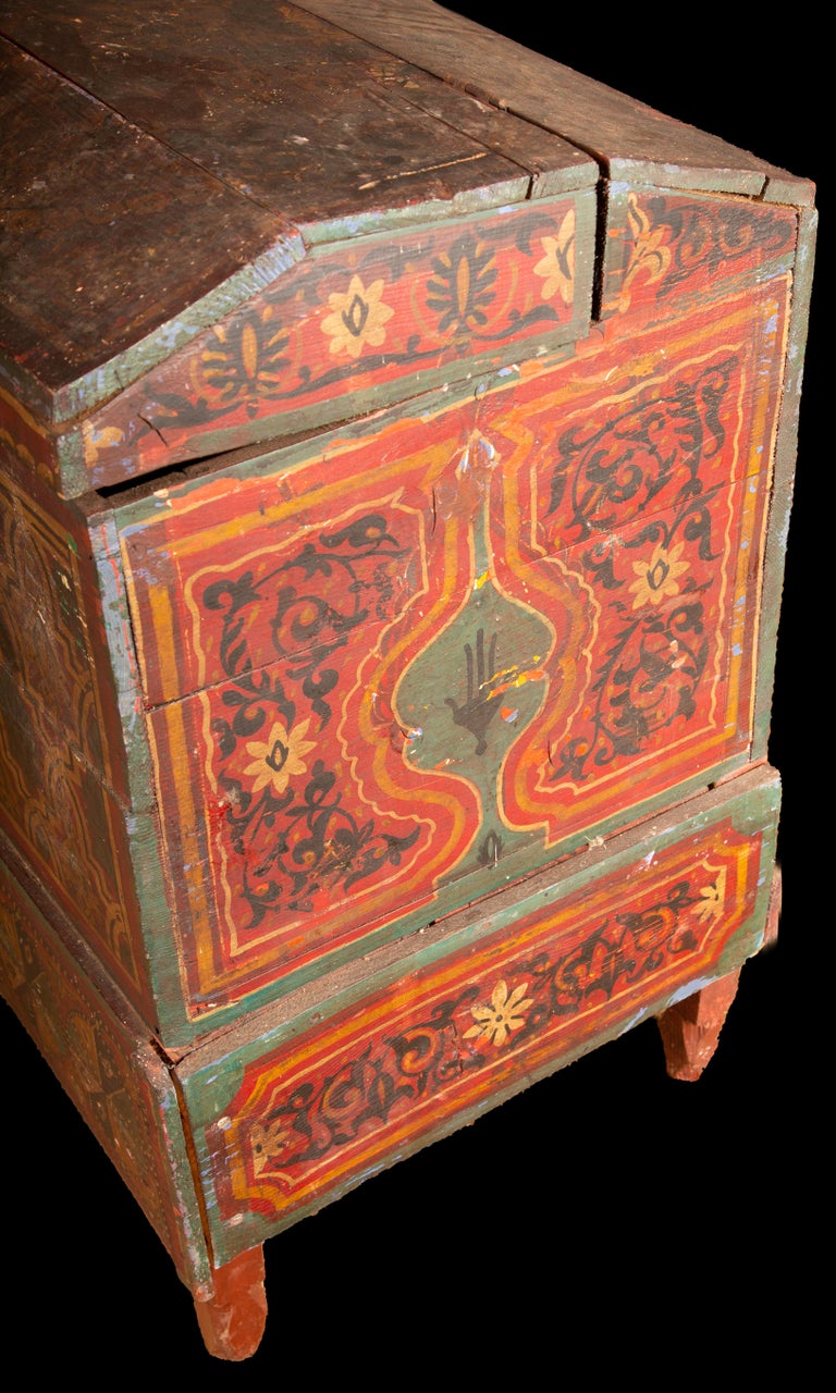 Coffre berbère marocain ancien du 19ème siècle en bois peint à la main En  vente sur 1stDibs | coffre marocain ancien, coffre marocain en bois