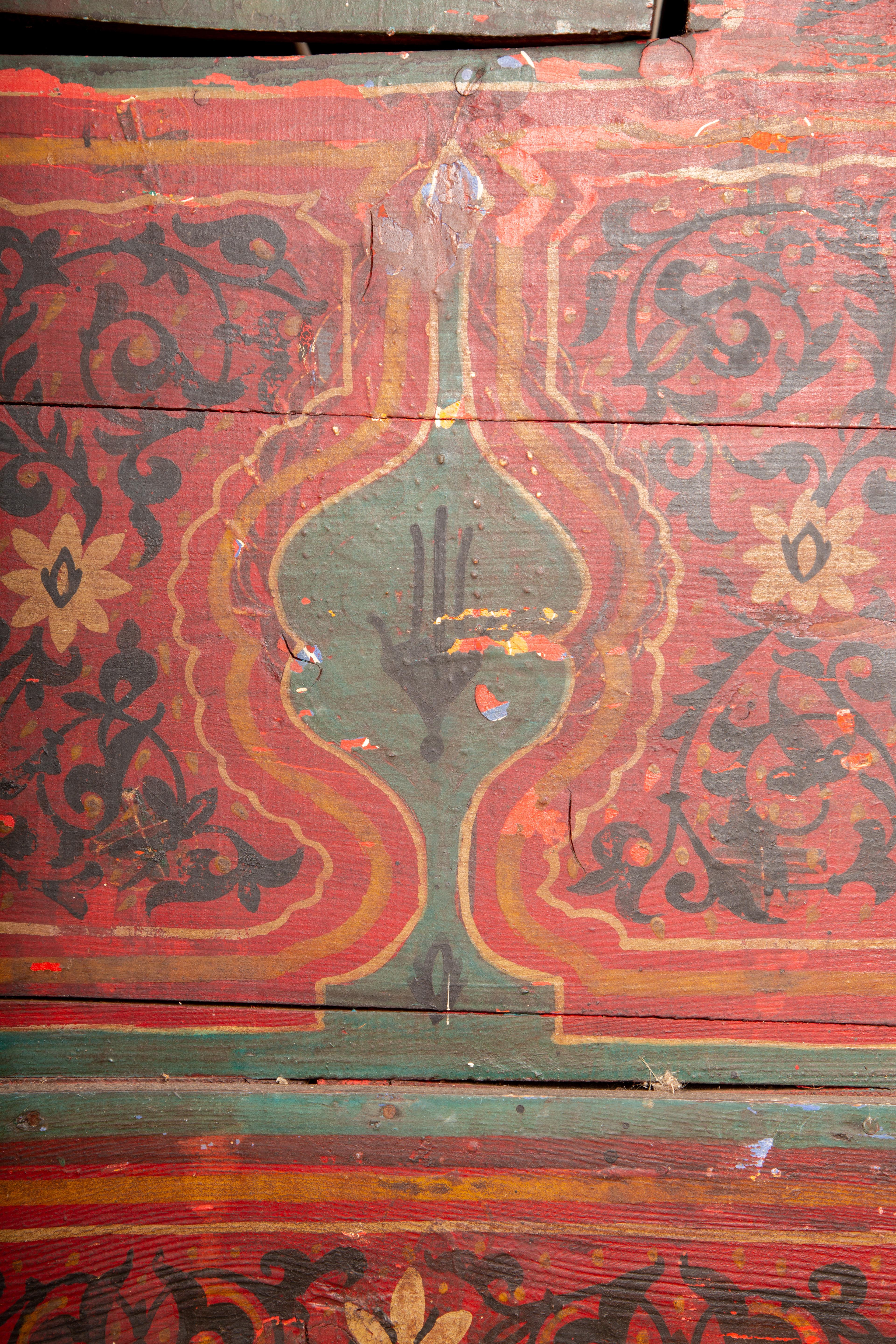Antike marokkanische handbemalte Berbertruhe aus Holz, 19. Jahrhundert im Angebot 1