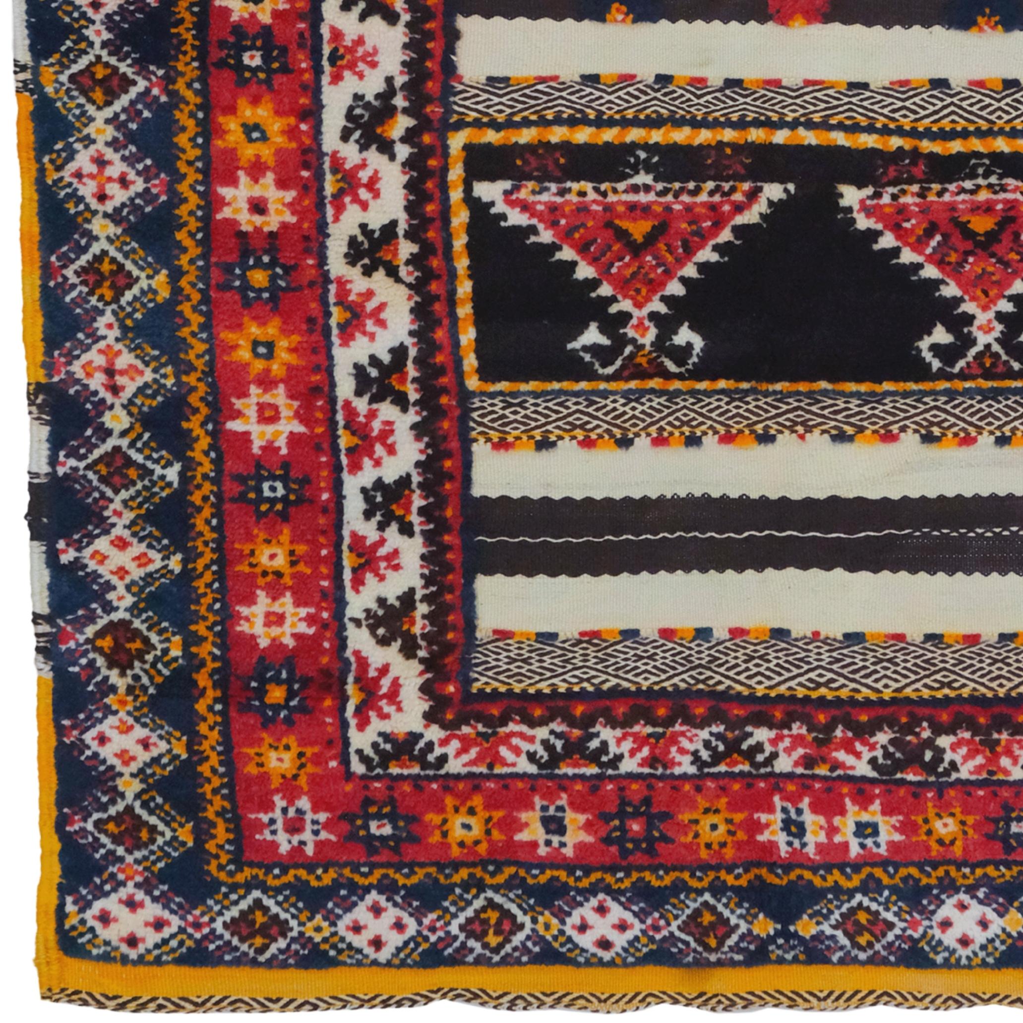 Tappeto marocchino antico - Un testimone silenzioso del XIX secolo con tracce colorate della tradizione berbera
Questo caratteristico tappeto marocchino del XIX secolo è stato tessuto a mano dalle comunità berbere del Marocco utilizzando lana