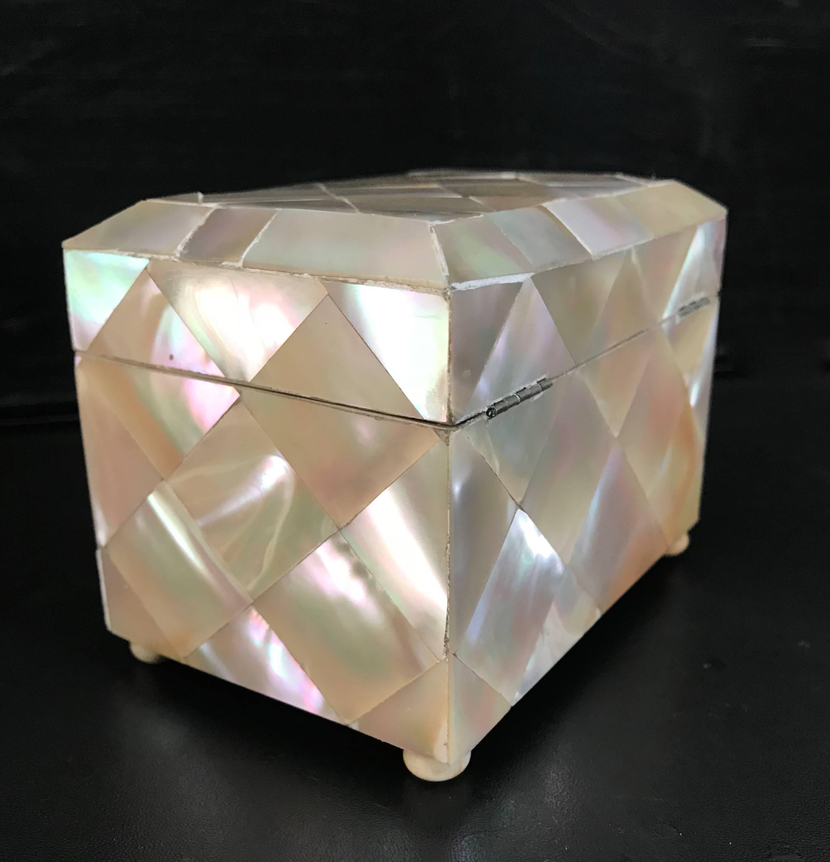 19th Century Antique Mother-of-pearl Tea Caddy Box with Silver Lock & Hinges In Good Condition In Lisse, NL