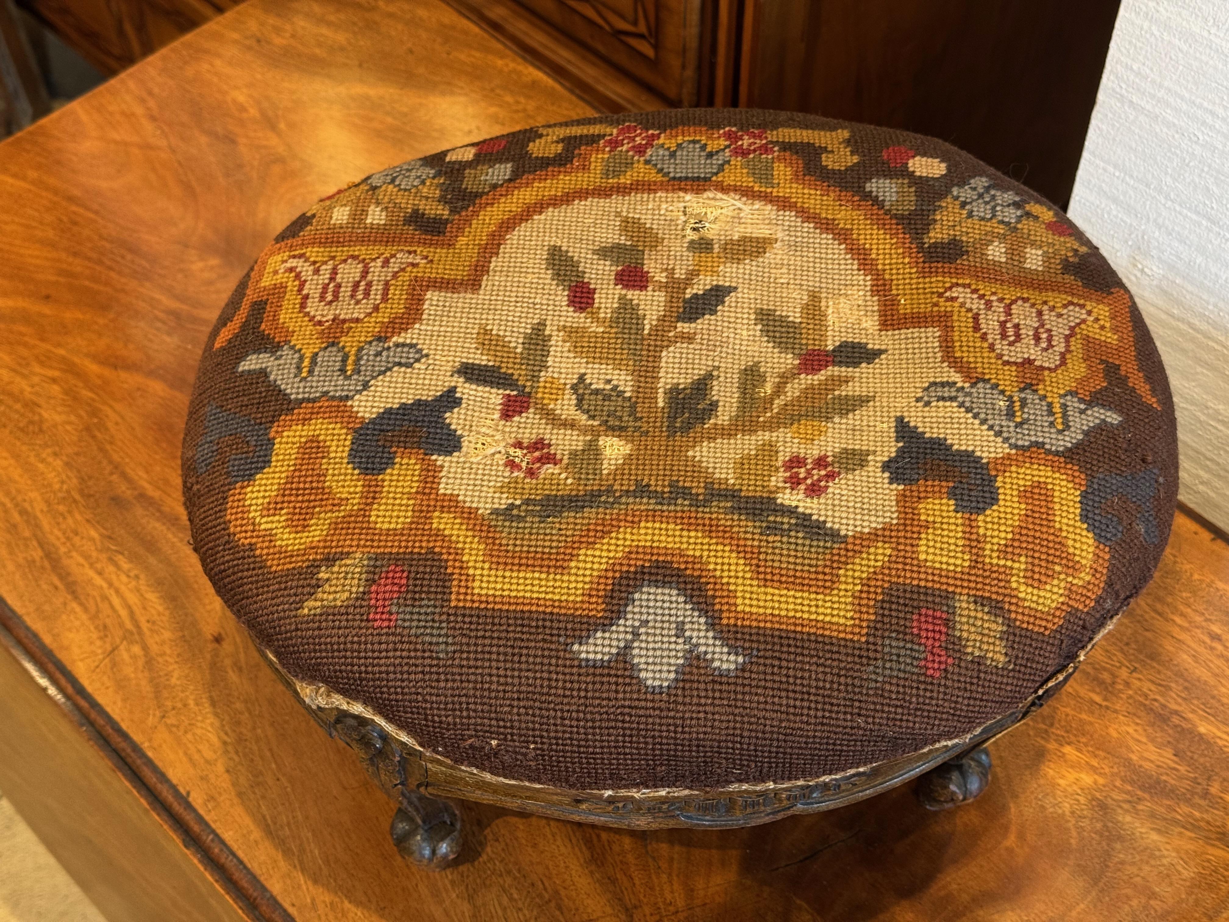 Tabouret à aiguilles ancien du 19e siècle Bon état - En vente à Charlottesville, VA