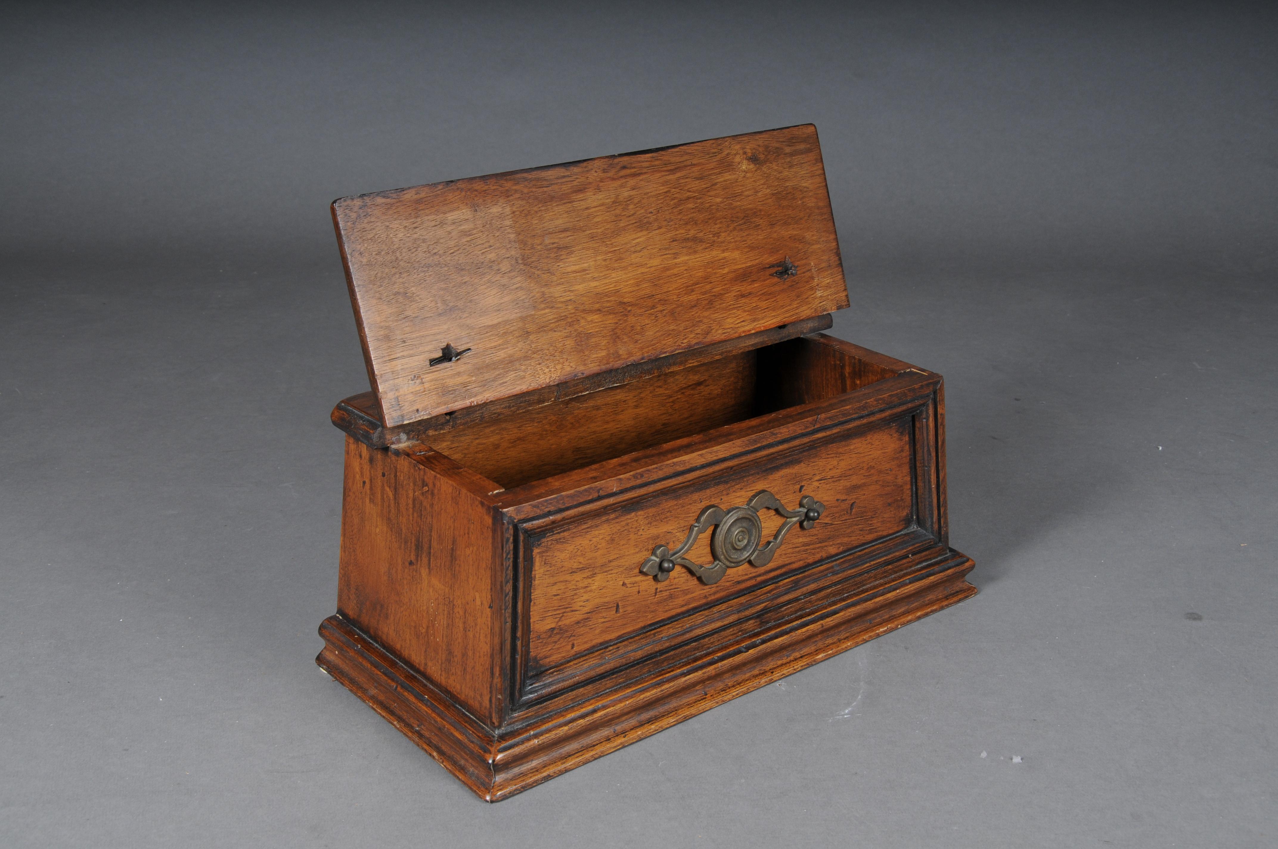 19th Century Antique Oak Briefnbox/Casket, Germany

Rectangular solid oak body with fittings. The box is relatively large and wide and offers a lot of space. The box can be used in many ways and is also very decorative.