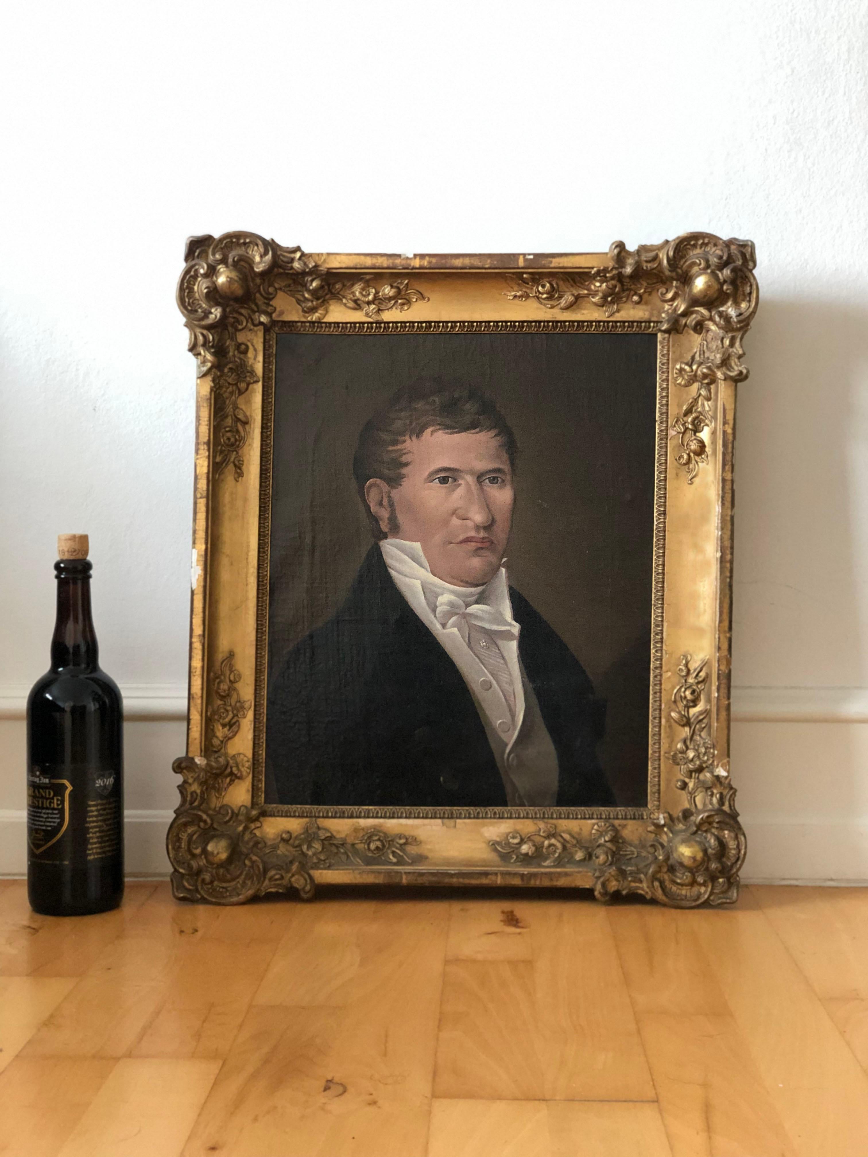 19th century Antique Oil Painting of a German Gentleman in Gilded Frame In Good Condition For Sale In Sakskøbing, DK