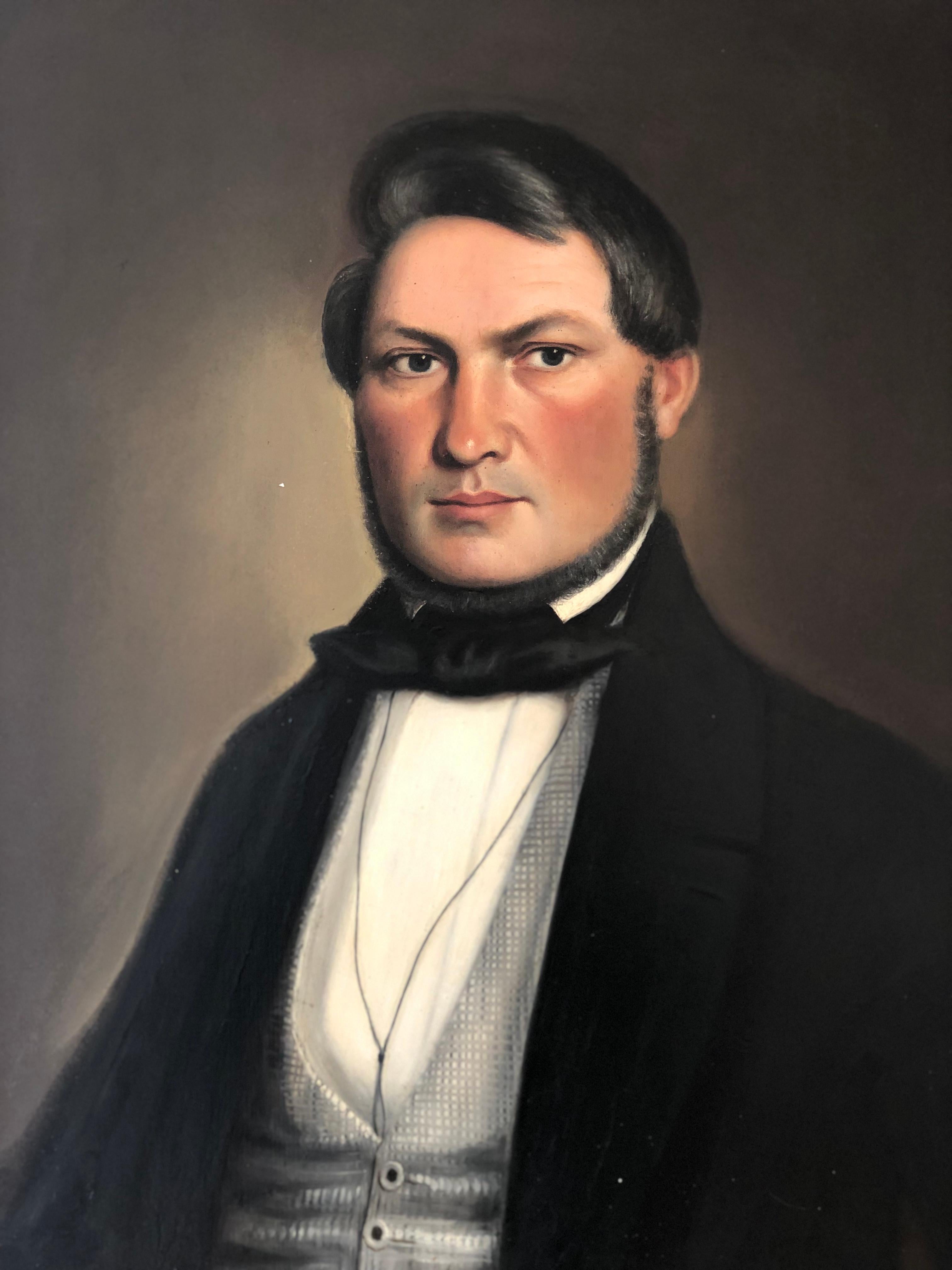 Dieses große, bemerkenswerte Ölgemälde aus der Mitte des 19. Jahrhunderts zeigt Julius Ferdinand Dreysel, einen bekannten Baumwoll- und Stickereifabrikanten aus Plauen, Deutschland. Der um 1840 auf einer Multiplexplatte gemalte Julius trägt ein