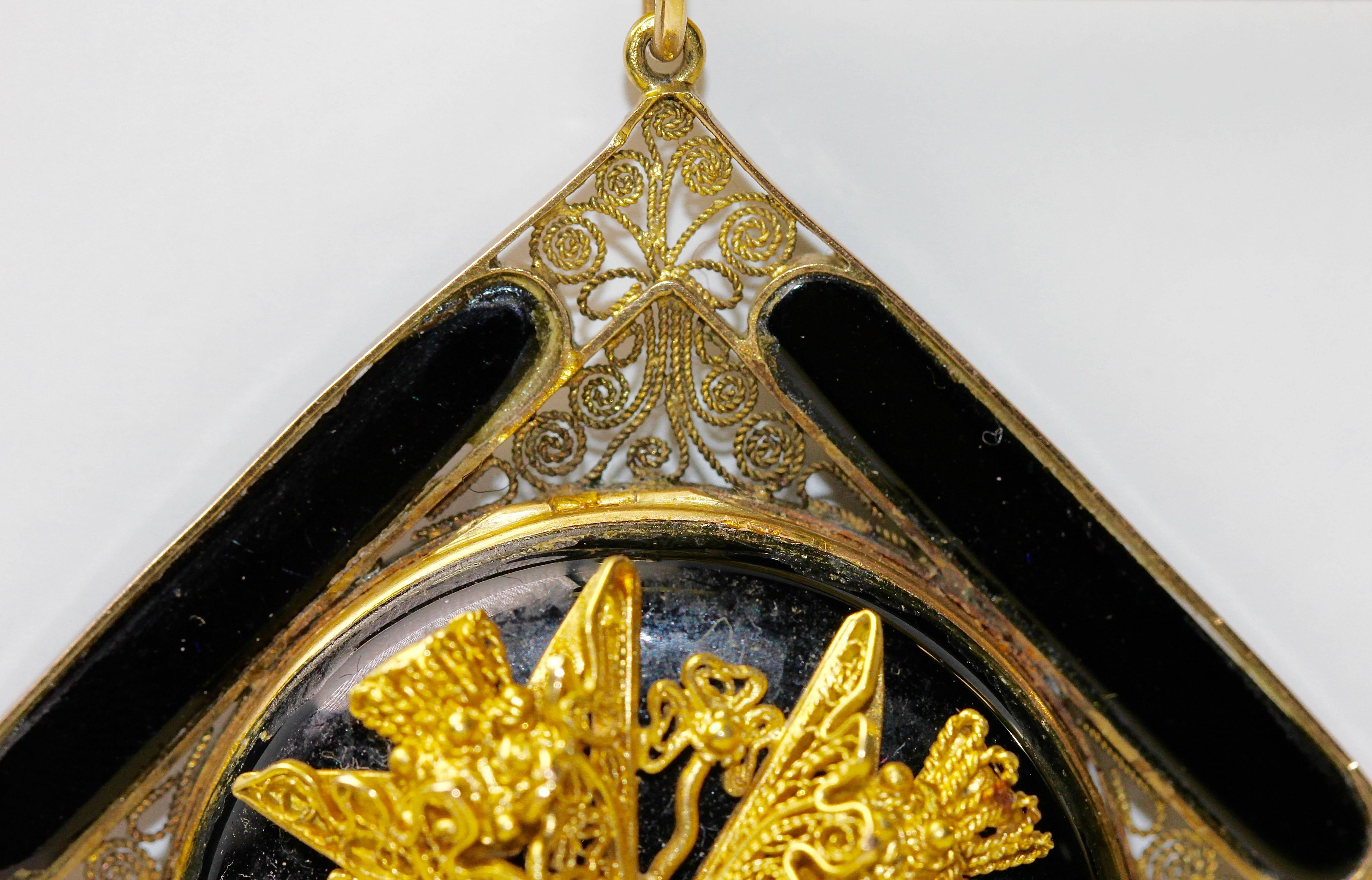 Antiker Onyx-Anhänger aus dem 19. Jahrhundert, Verschönerung 14k Gold mit floralen Goldapplikationen im Zustand „Gut“ im Angebot in Berlin, DE