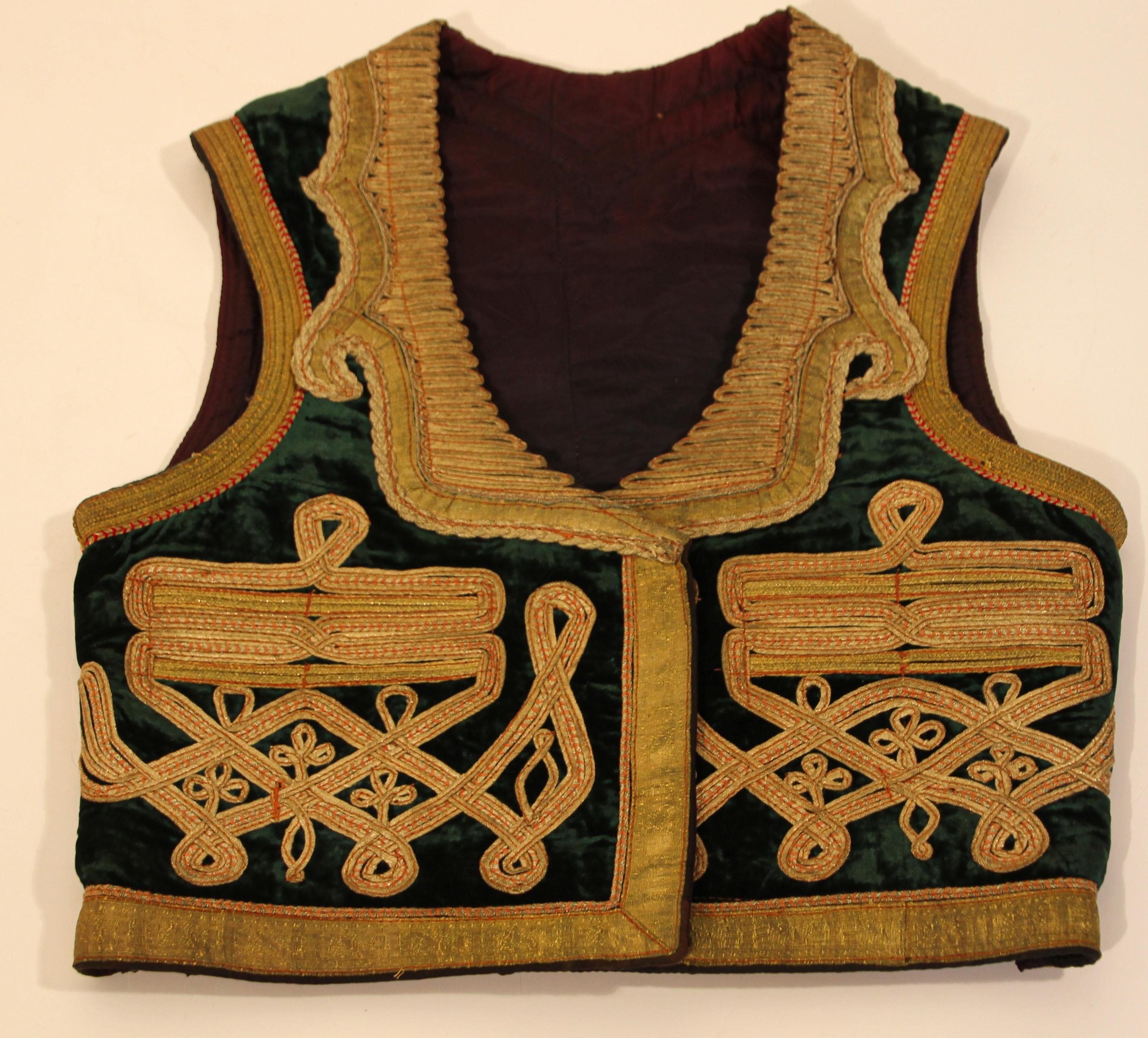 Gilet ottoman ancien brodé de fils vert émeraude et or en vente 6