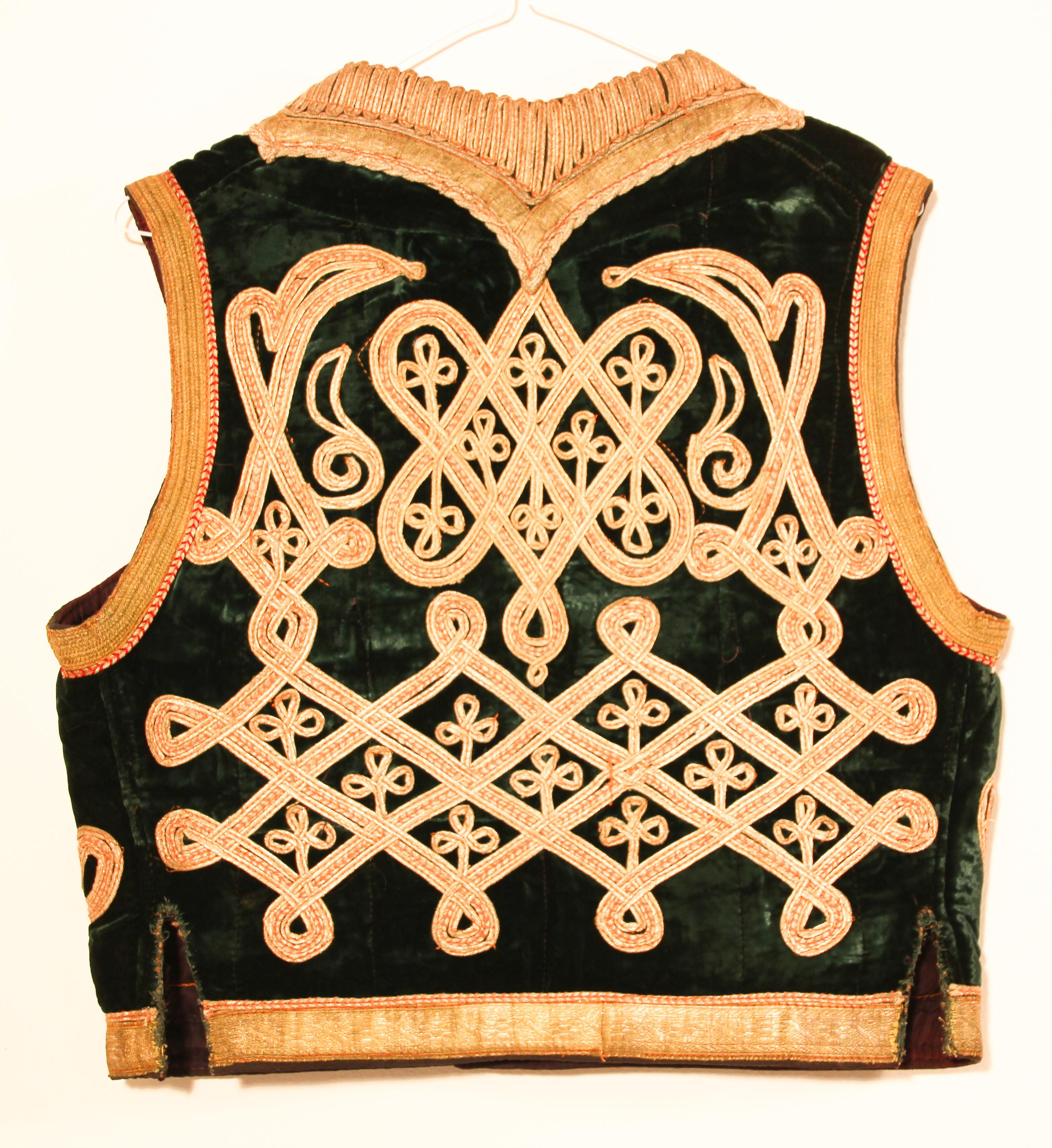 Ancienne veste de style ottoman asiatique en velours vert émeraude, décorée de fils d'or élaborés, garnie de fils métalliques dorés.
Gilet élégant brodé à la main sur velours de soie vert, entièrement doublé.
Ce gilet boléro authentique antique fait