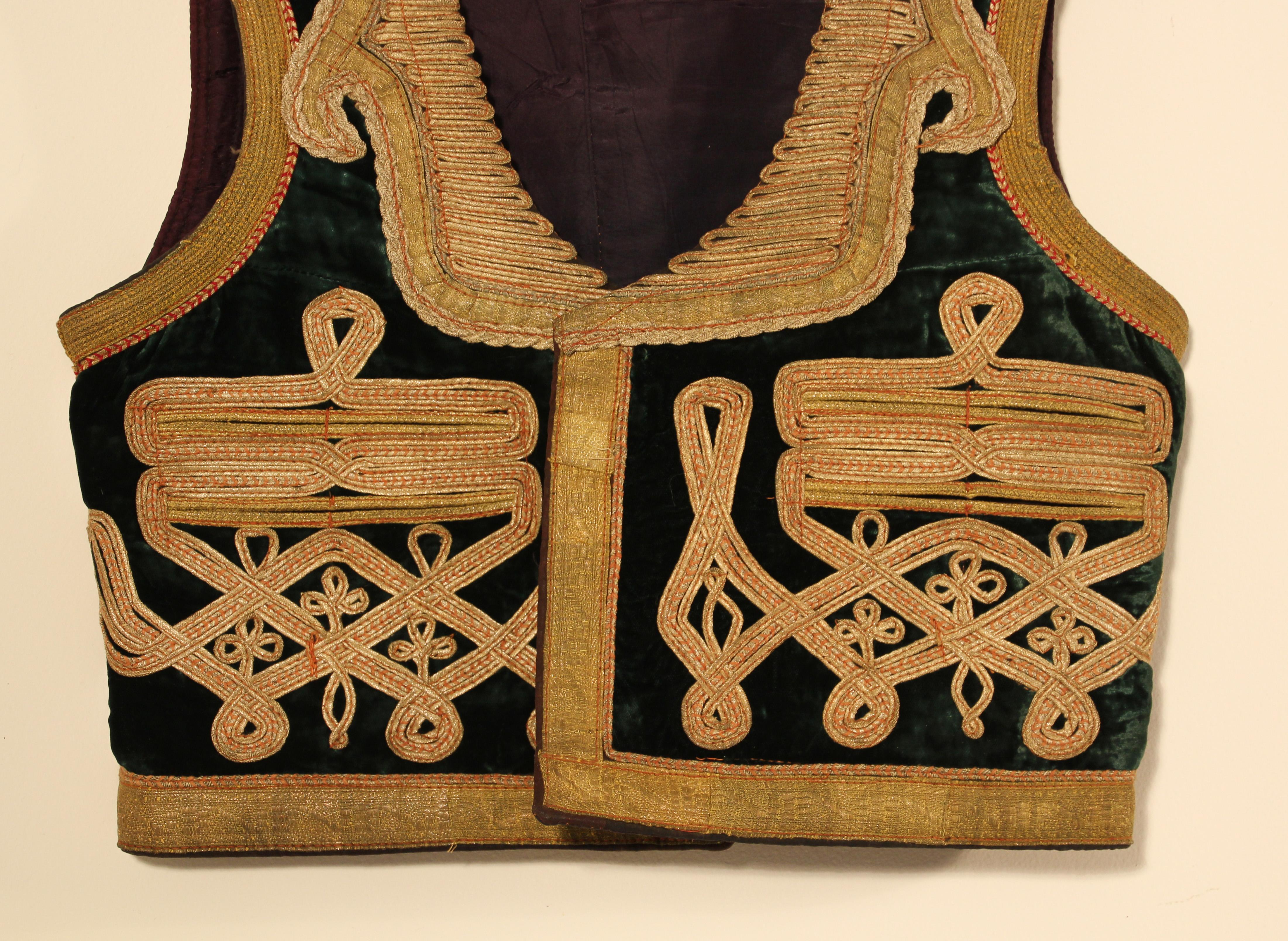 Artisanat Gilet ottoman ancien brodé de fils vert émeraude et or en vente