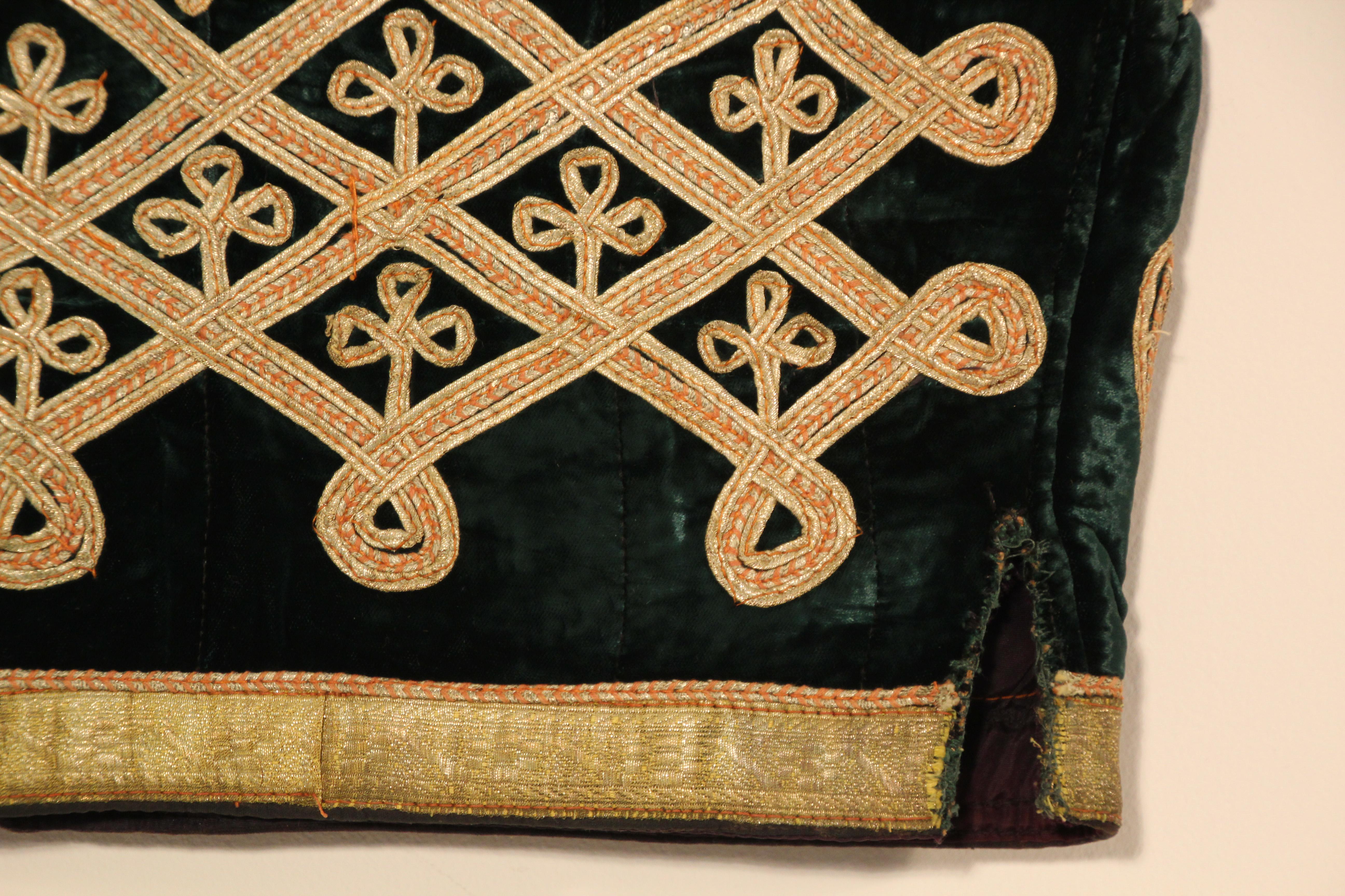 Coton Gilet ottoman ancien brodé de fils vert émeraude et or en vente