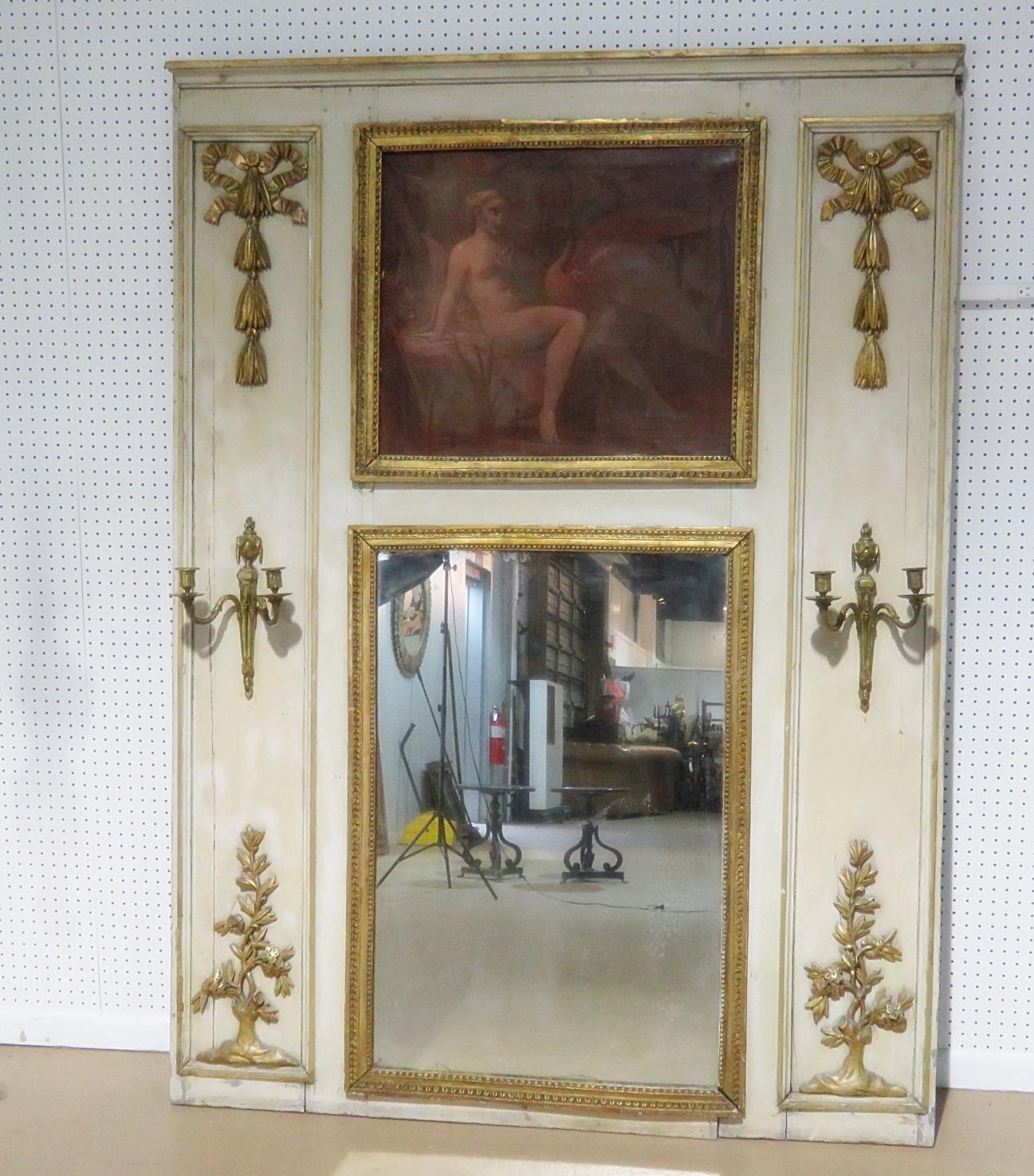Miroir trumeau de style Régence antique peint en relief avec des accents dorés et 2 chandeliers. Le miroir présente une perte ancienne qui pourra être réparée de manière transparente, de sorte que vous ne la remarquerez même pas. 