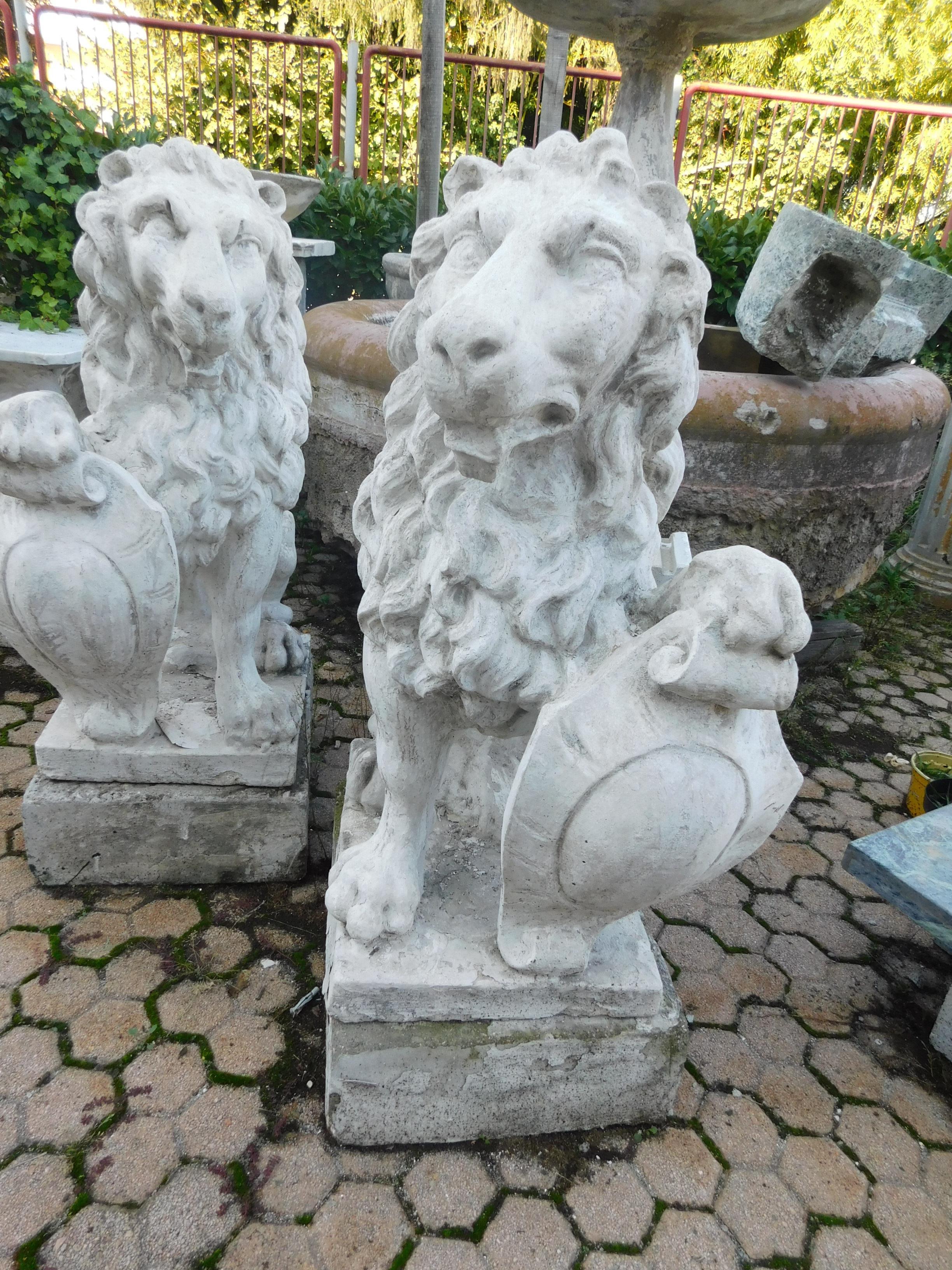 Antikes Paar künstlicher Steinlöwen aus dem 19. Jahrhundert (Geschnitzt) im Angebot