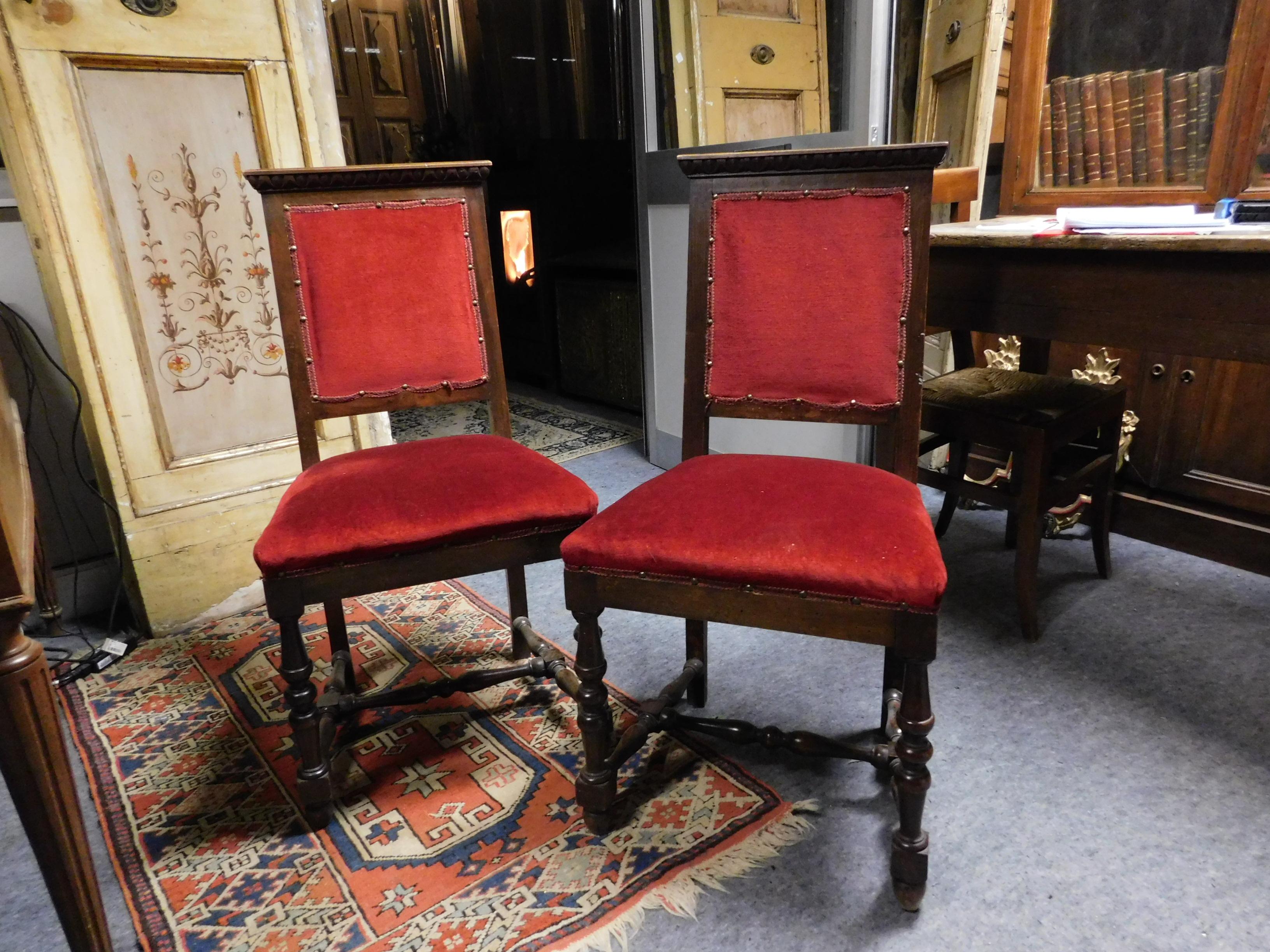 Paire de chaises anciennes, également utilisées comme fauteuils, doublées de velours rouge, structure en bois avec cadres sculptés, tissu neuf et parfait, beau et très confortable, siège enveloppant pour embellir un salon ou une table ornée.