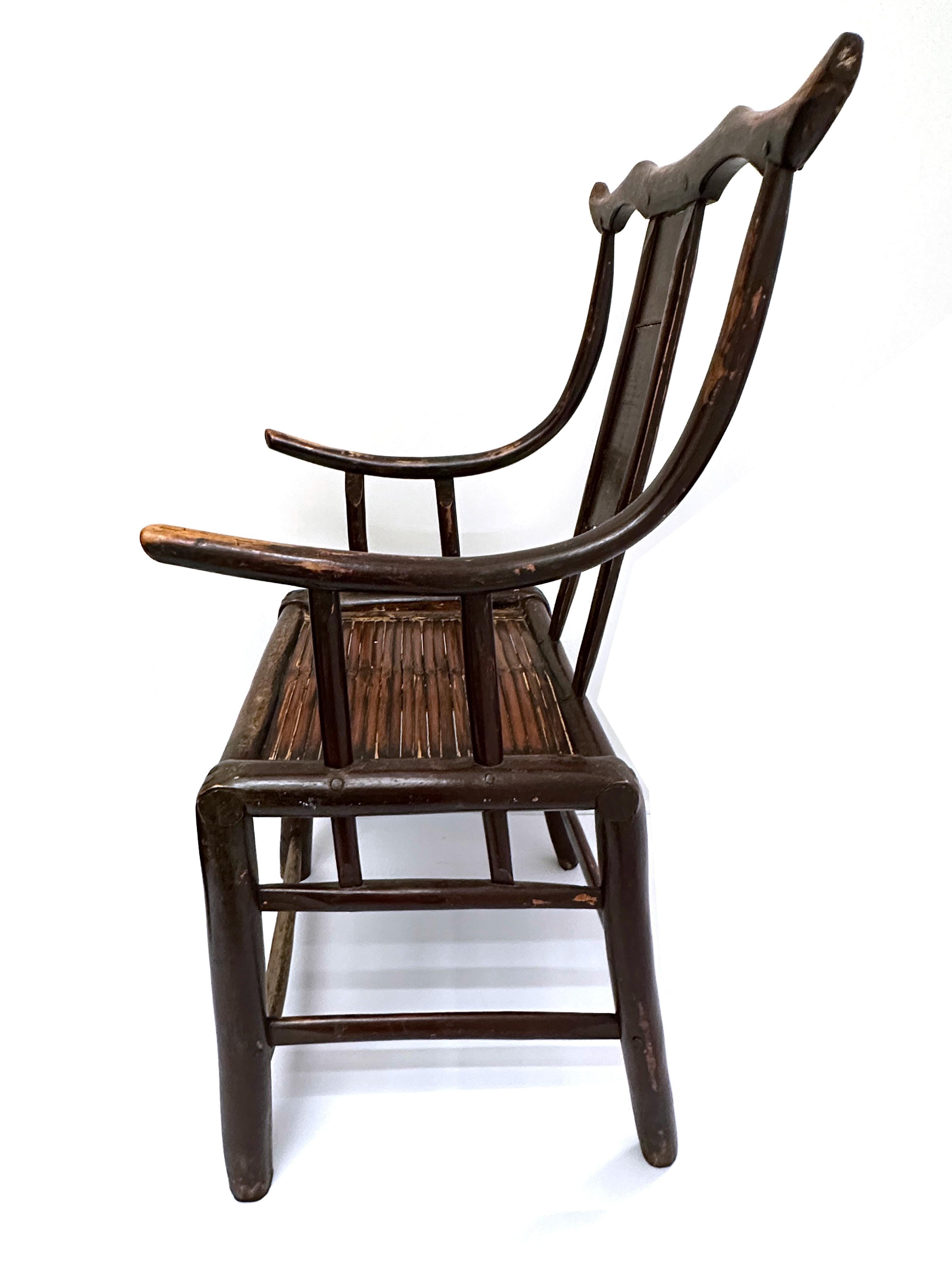 Paire d'anciens fauteuils chinois sculptés à la main du 19e siècle  en vente 2