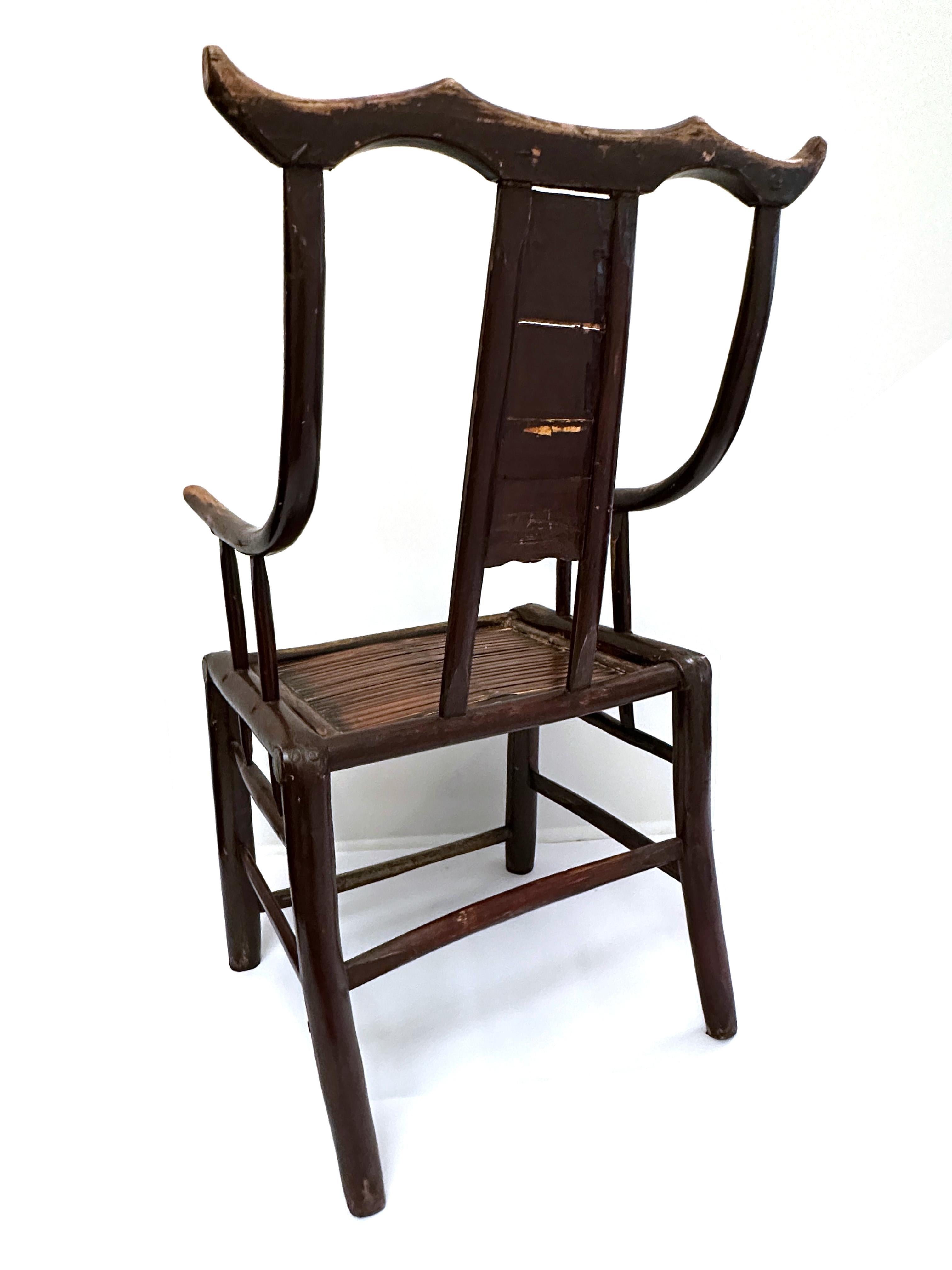 Paire d'anciens fauteuils chinois sculptés à la main du 19e siècle  en vente 3