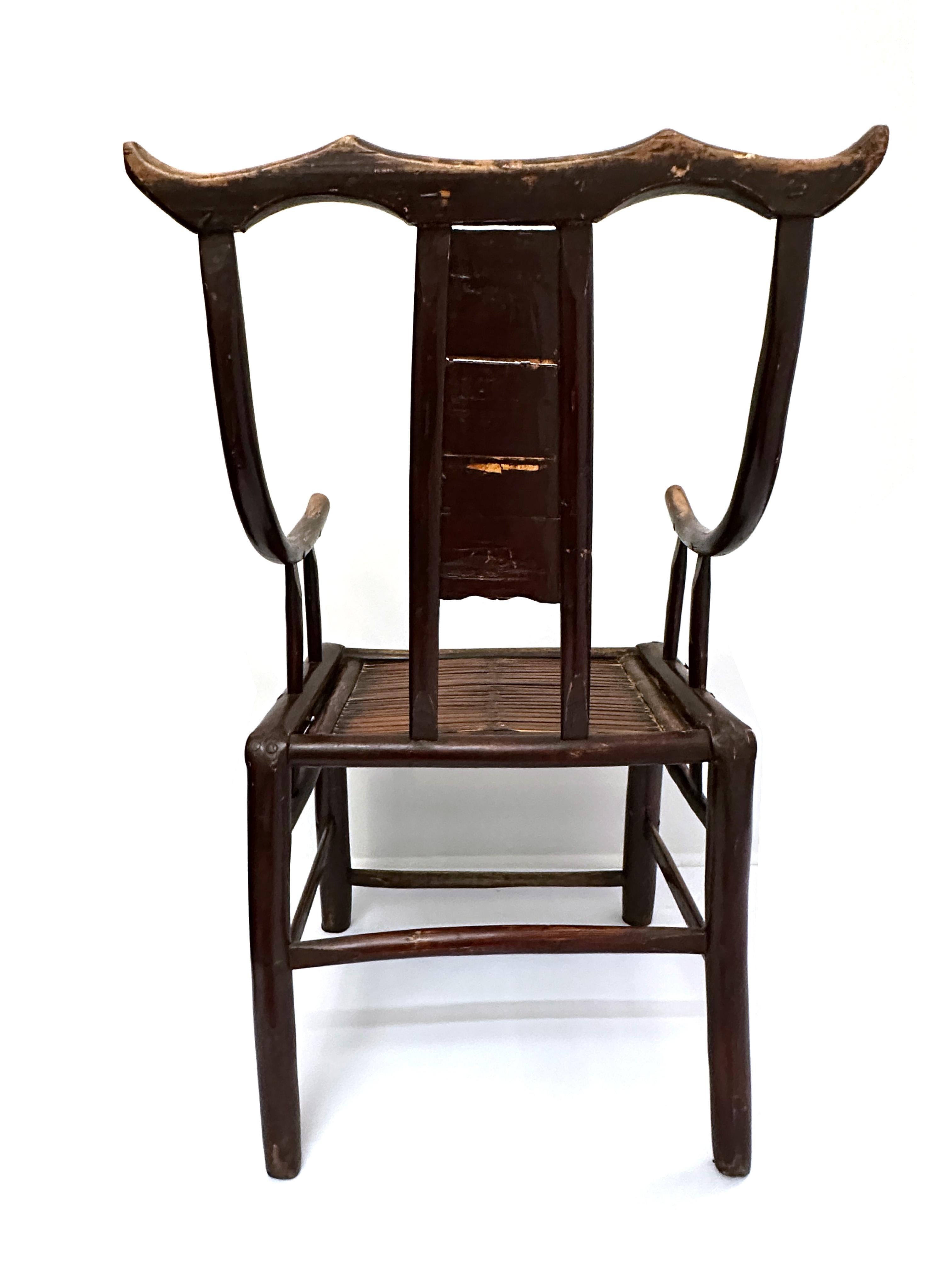 Paire d'anciens fauteuils chinois sculptés à la main du 19e siècle  en vente 4