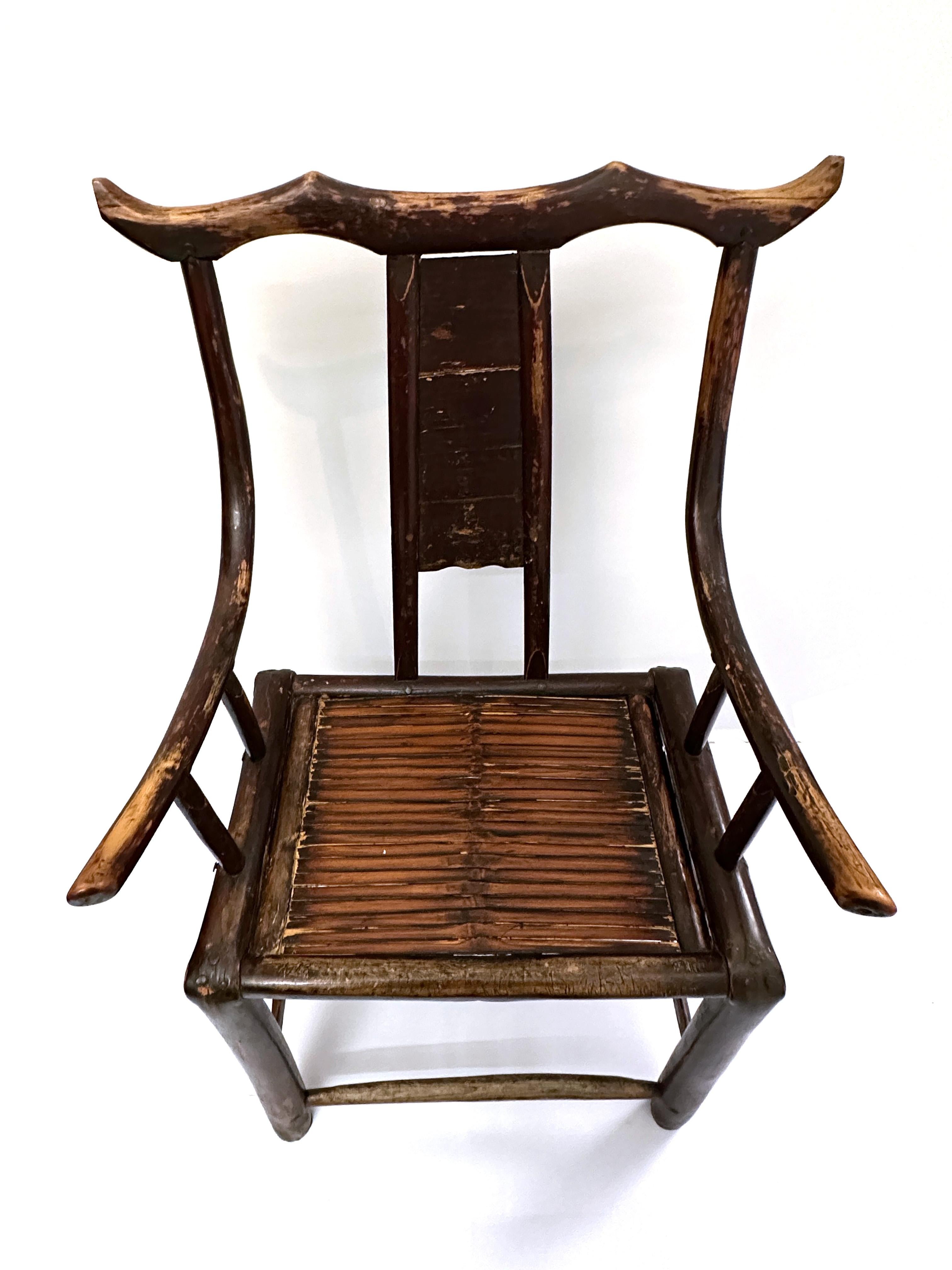Paire d'anciens fauteuils chinois sculptés à la main du 19e siècle  en vente 5