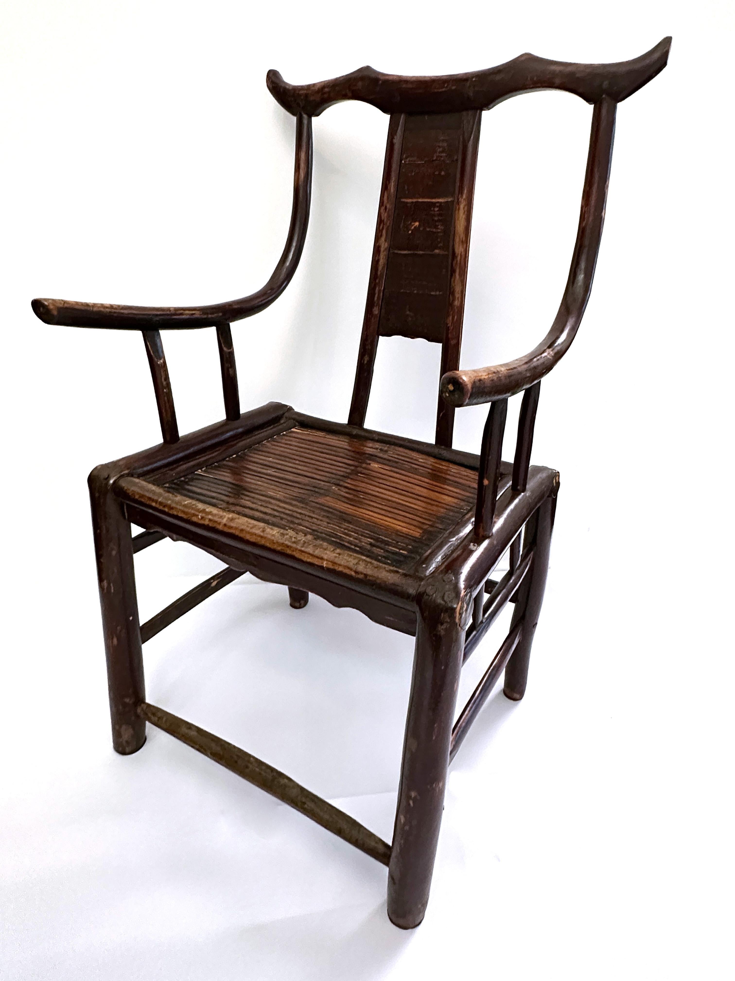 Ming Paire d'anciens fauteuils chinois sculptés à la main du 19e siècle  en vente