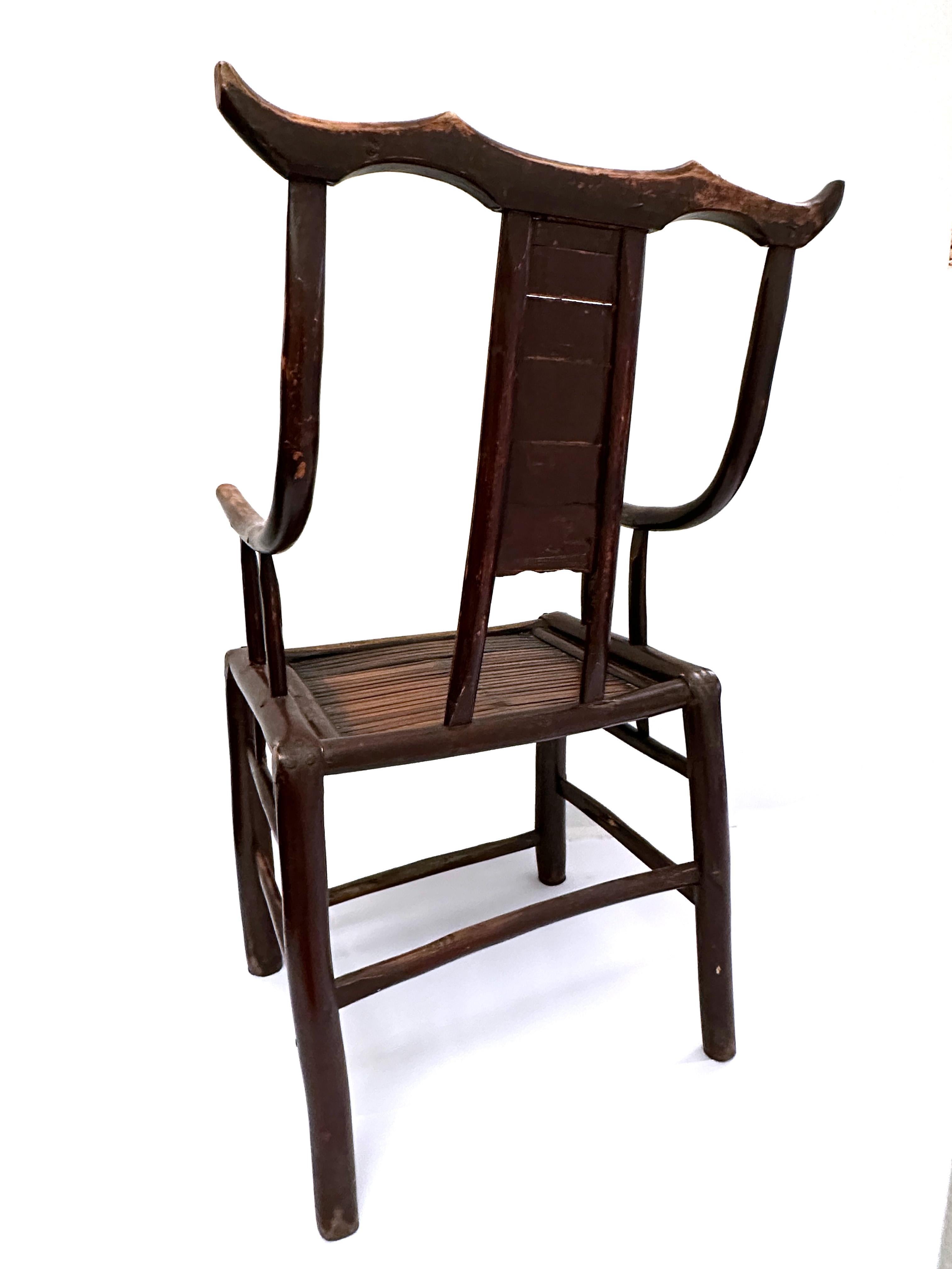 Sculpté à la main Paire d'anciens fauteuils chinois sculptés à la main du 19e siècle  en vente