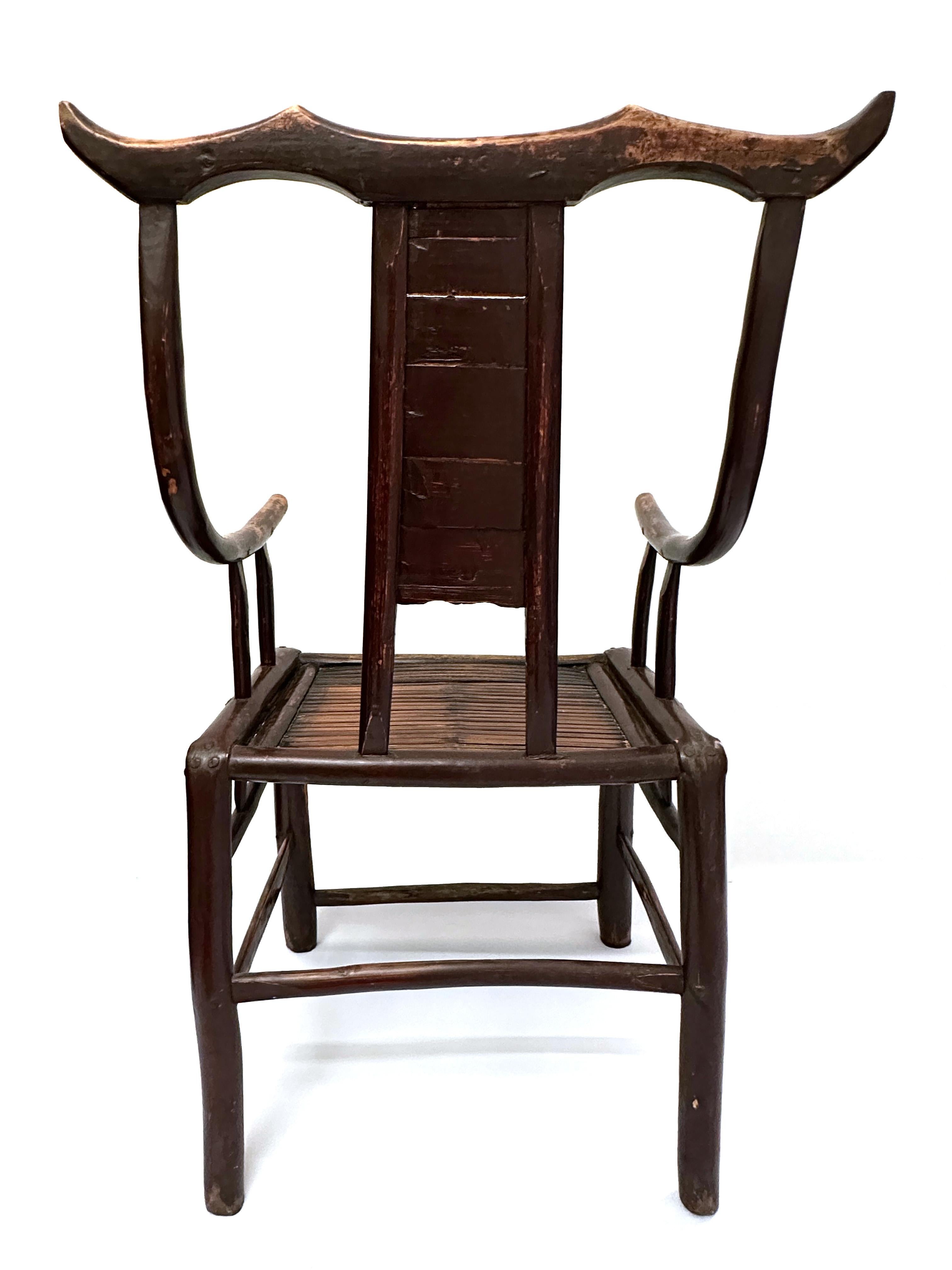 Paire d'anciens fauteuils chinois sculptés à la main du 19e siècle  Bon état - En vente à New York, NY