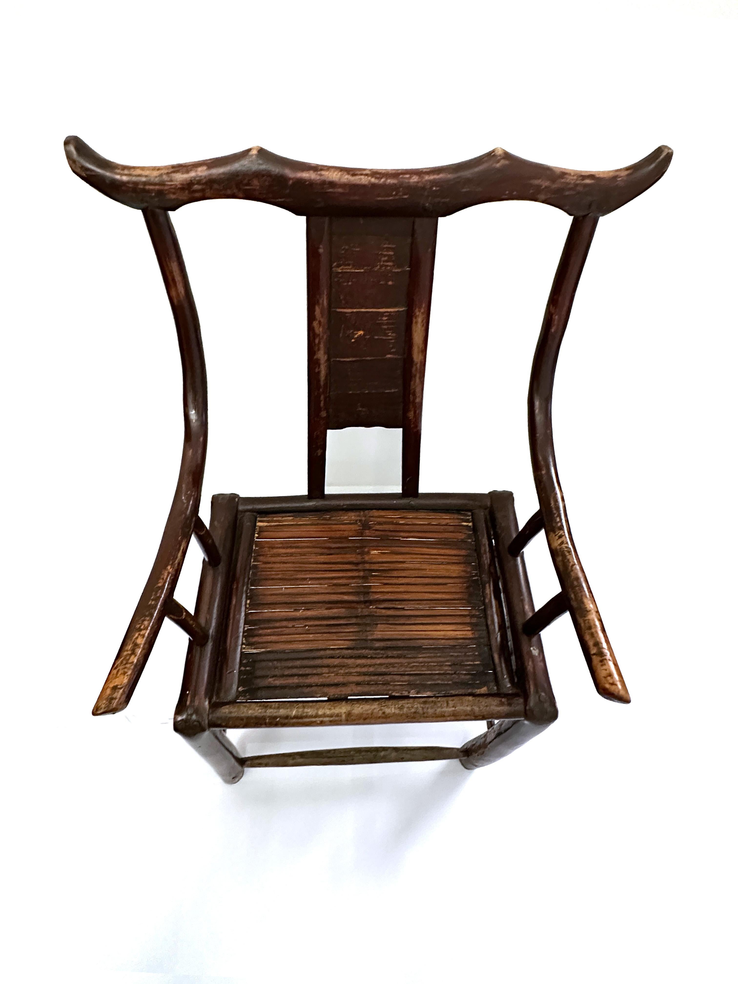 XIXe siècle Paire d'anciens fauteuils chinois sculptés à la main du 19e siècle  en vente