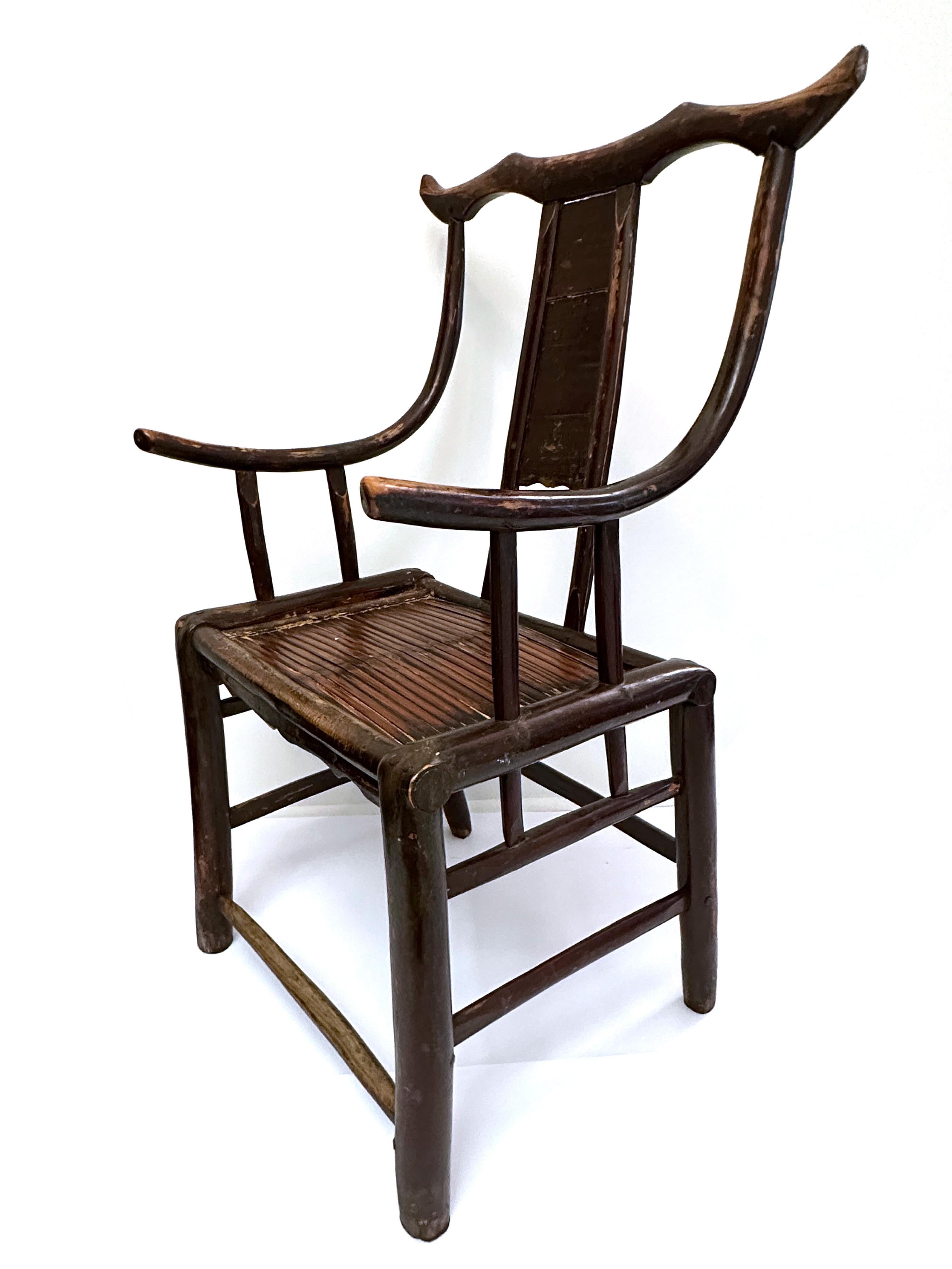 Paire d'anciens fauteuils chinois sculptés à la main du 19e siècle  en vente 1