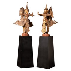 Antikes Paar burmesischer Kinnari-Statuen aus Holz im Mandalay-Stil des 19. Jahrhunderts