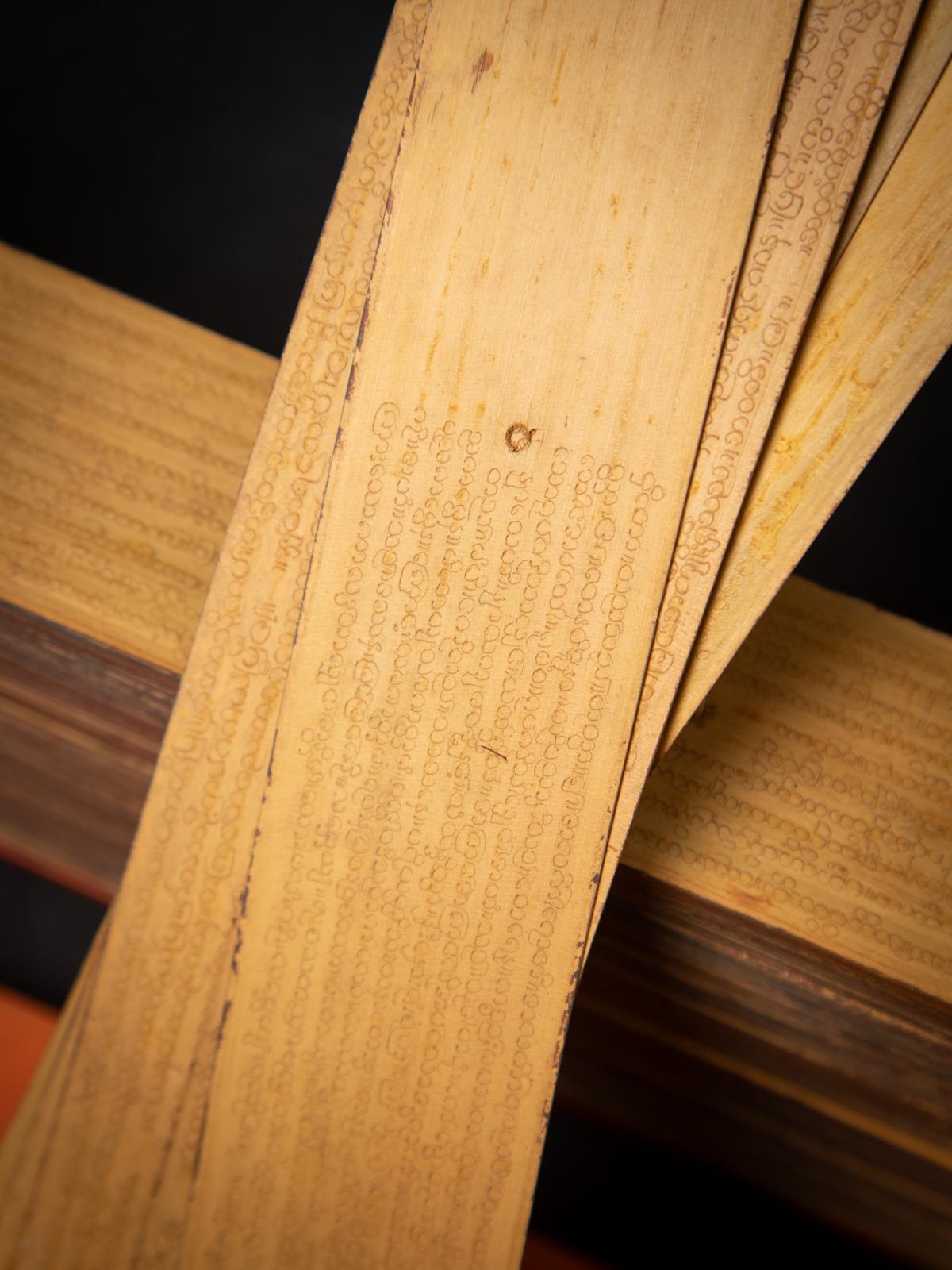 Cet ancien livre manuscrit en feuilles de palmier, également connu sous le nom de Parabaik, est un remarquable objet du XIXe siècle provenant de Birmanie (Myanmar). Fabriqué à partir de feuilles de palmier et de bois, il mesure 18,2 cm de haut, 47