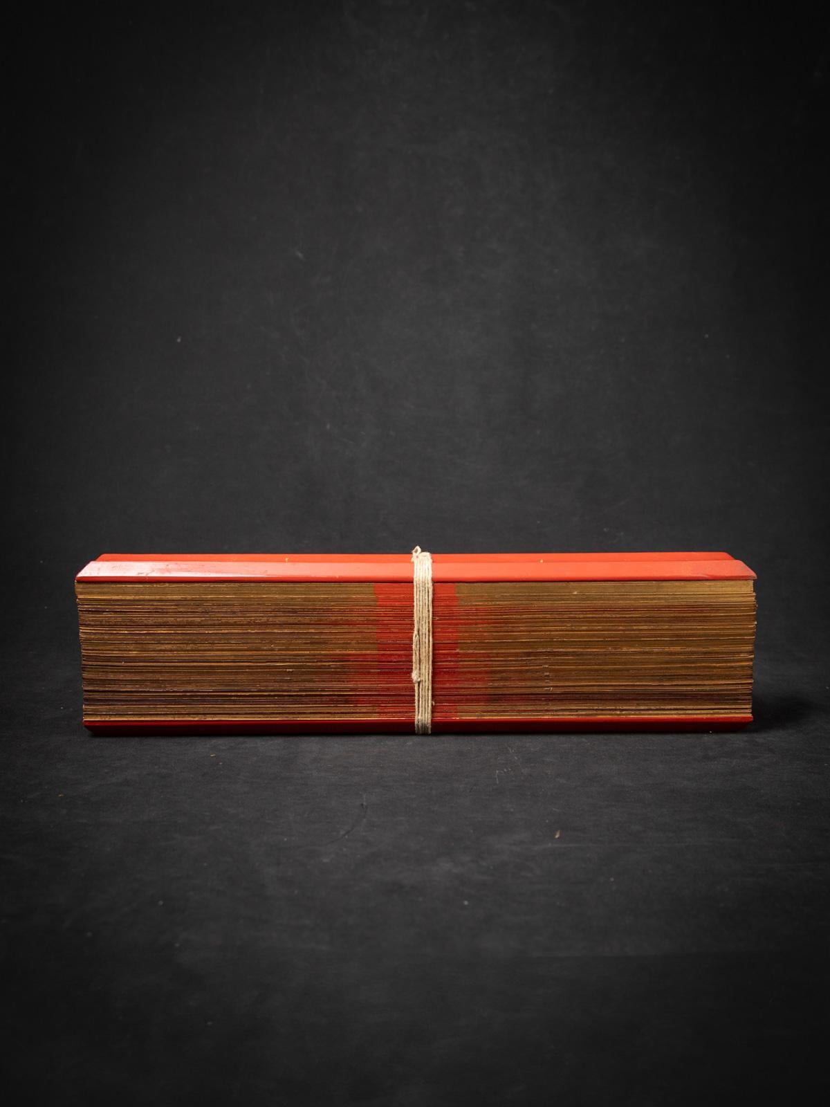 Ce livre manuscrit antique en feuilles de palmier, également connu sous le nom de Parabaik, est un objet rare du XIXe siècle provenant de Birmanie (Myanmar). Fabriqué à partir de feuilles de palmier et de bois, le manuscrit mesure 12,5 cm de haut,