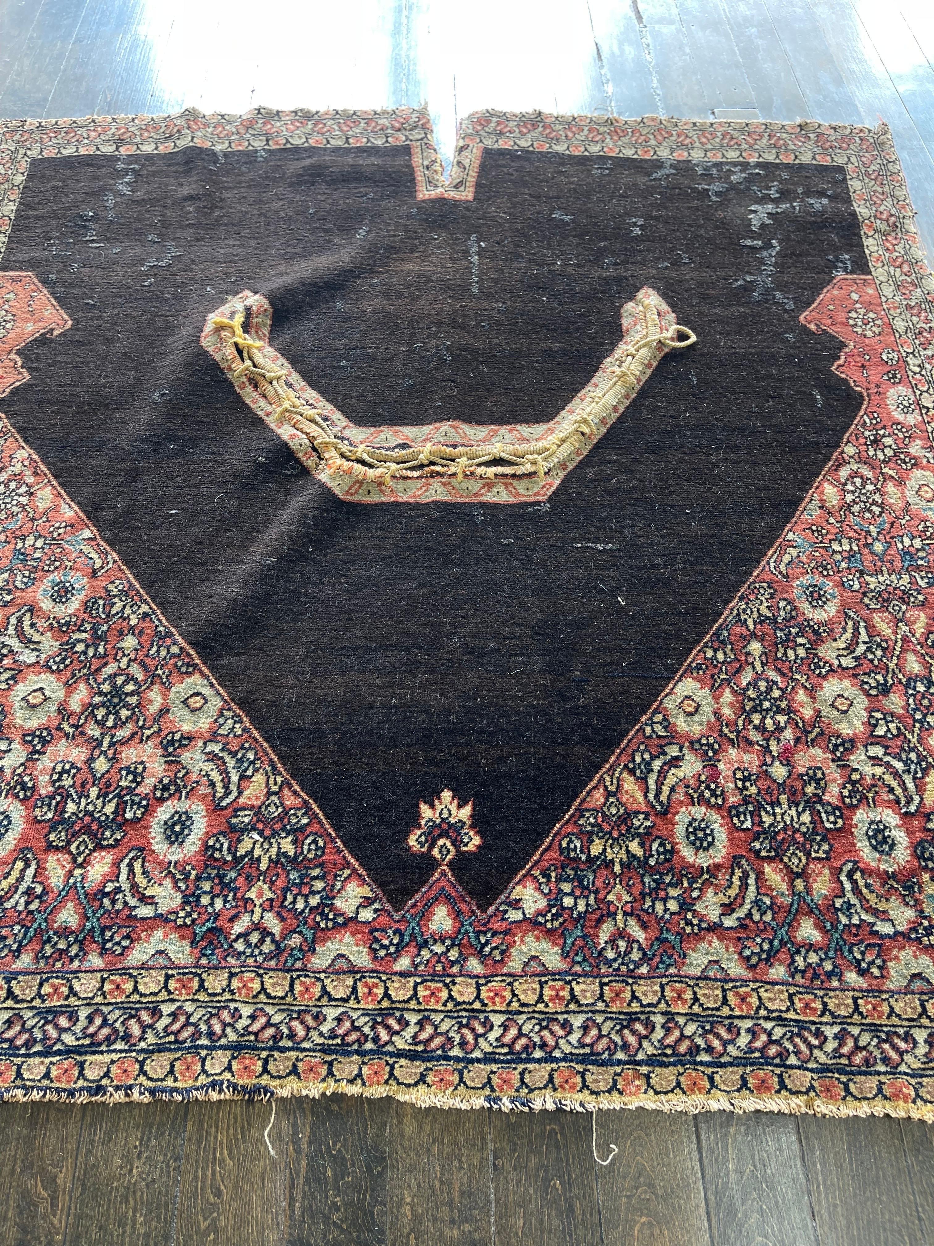 Cette pièce a peut-être été tissée par une artiste/tisserande comme cadeau pour son fiancé, selon une tradition tribale, et non pour le marché. Le champ noir uni en forme de triangle est entouré d'un arrière-plan rouille qui complète la couverture