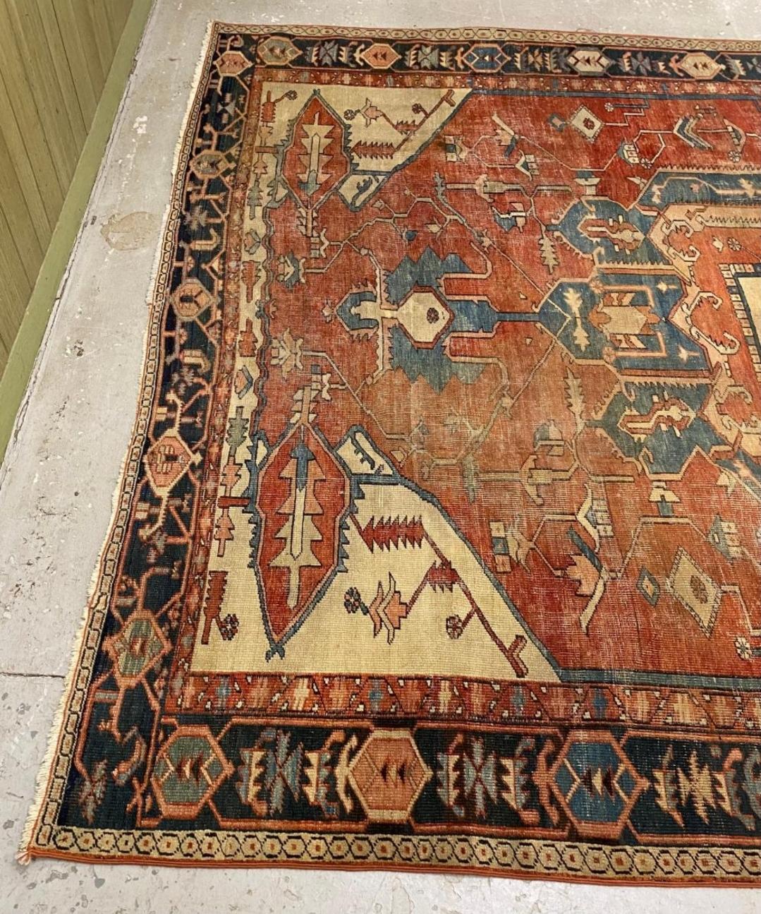 Tissé à la main Tapis persan Serapi ancien du 19ème siècle fait à la main en vente
